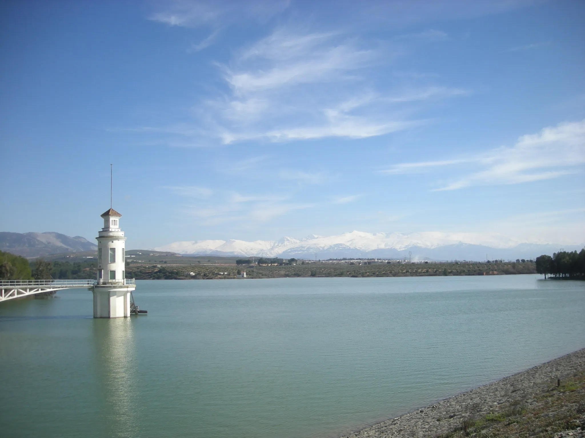 Photo showing: Embalse del Cubillas, con la Sierra Nevada al fondo