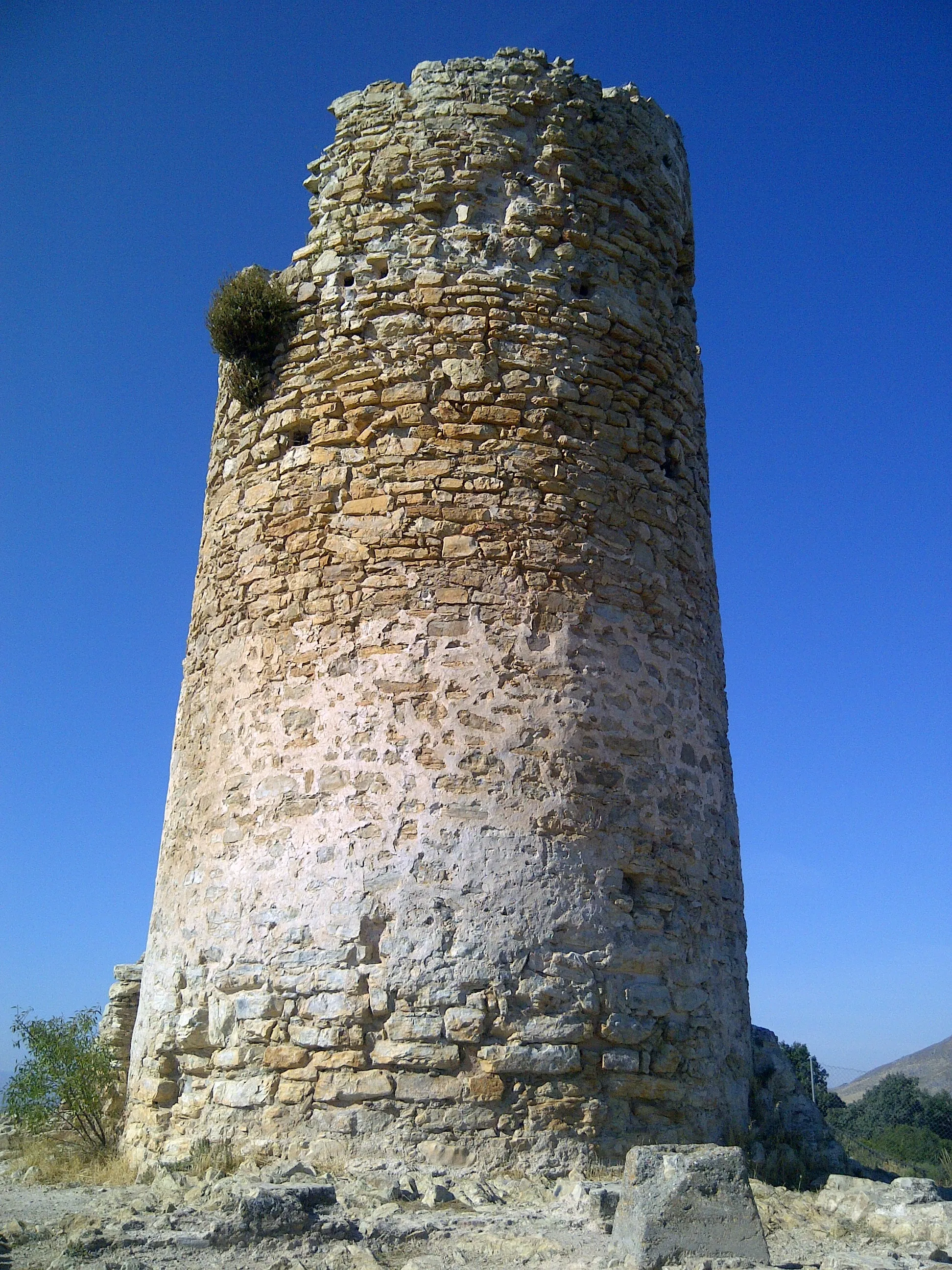 Photo showing: El monumento, El Torreón de Albolote, siglo XII, visto desde su cara hacia la Sierra Nevada y hacia la Sierra Arana.