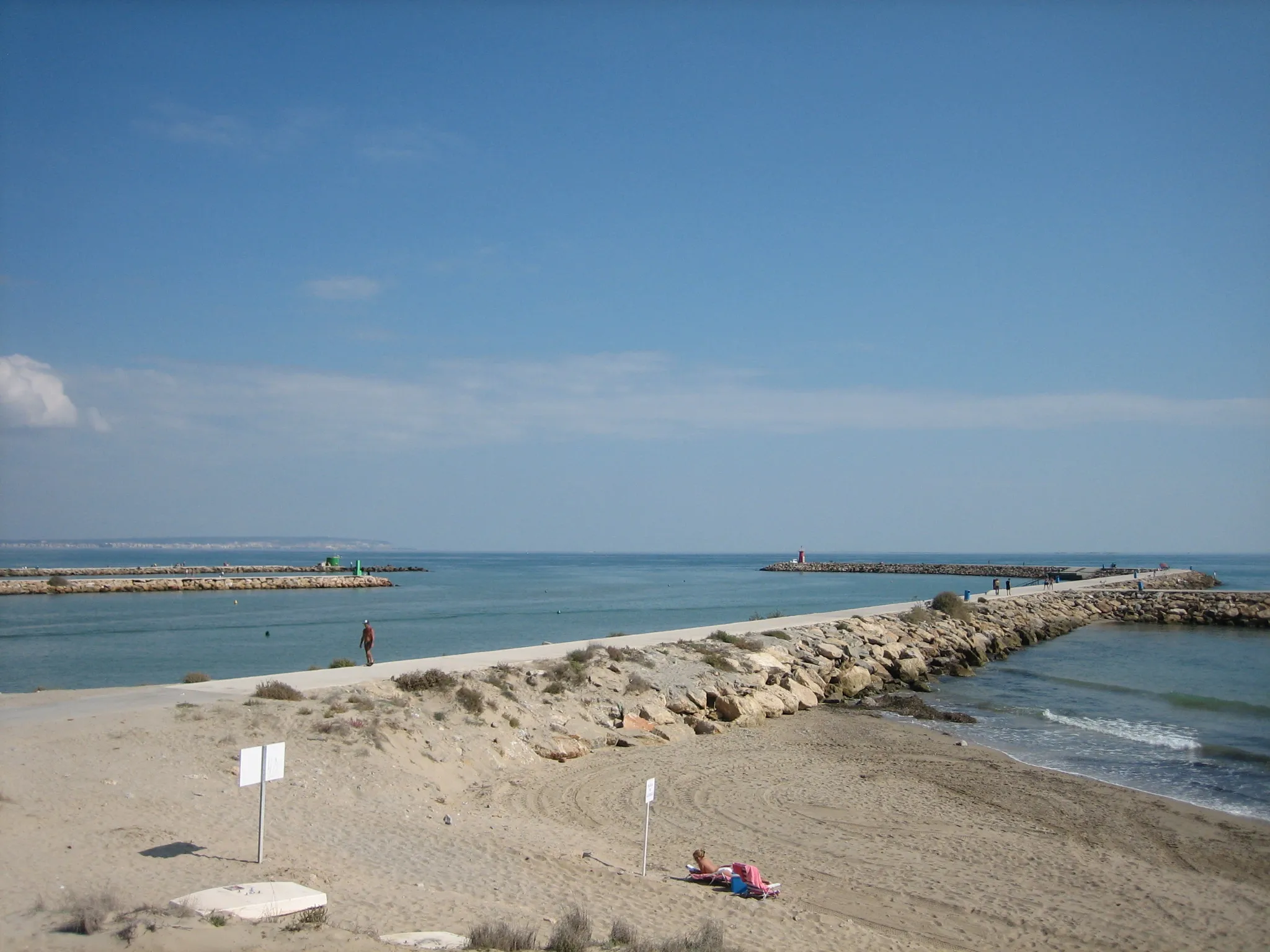 Photo showing: Desembocadura del río Segura en el mar Mediterráneo, en el término municipal Guardamar (Alicante, España). La desembocadura consiste en realidad en una entrada de agua de mar varios kilómetros al interior.