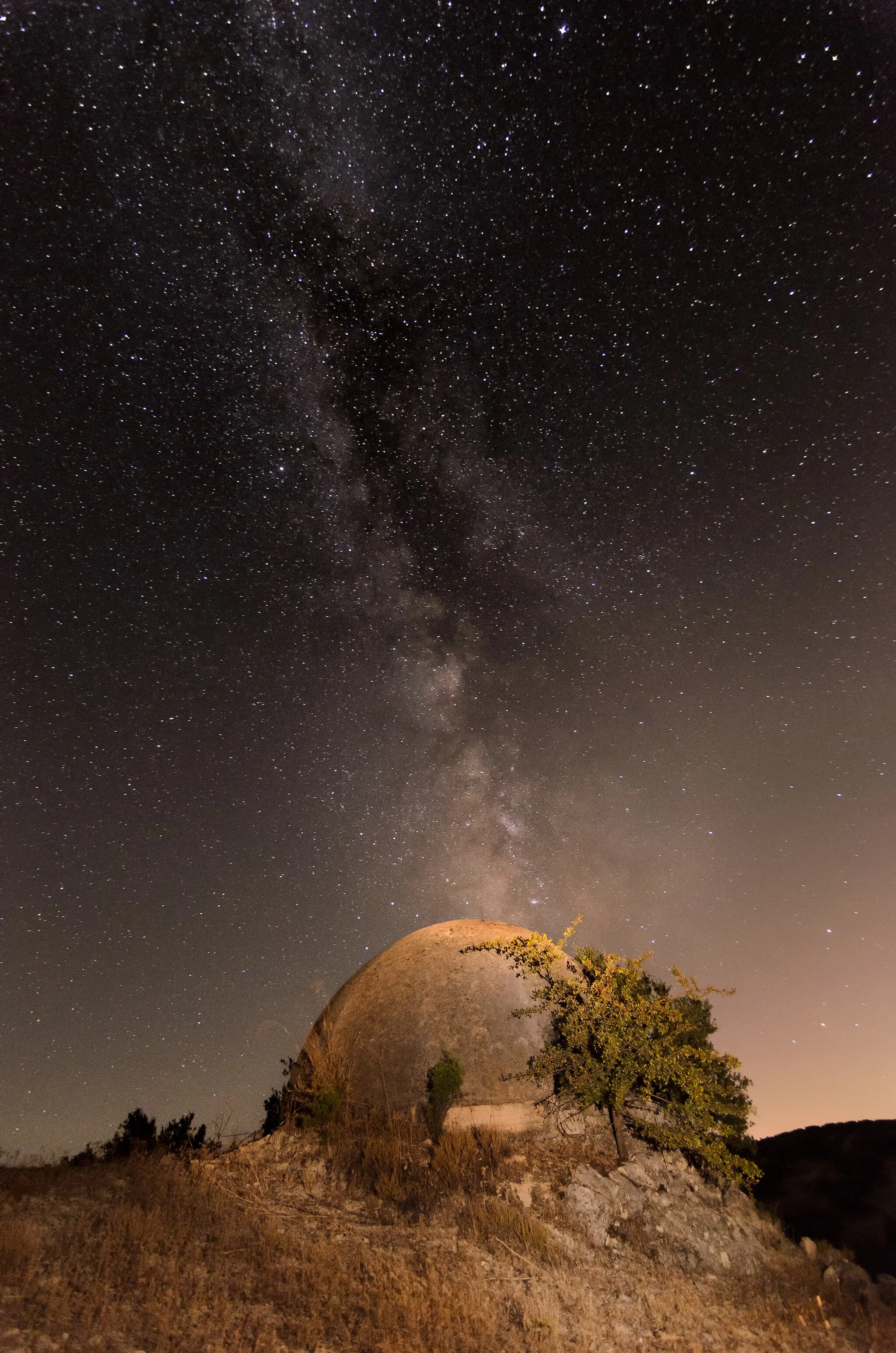 Photo showing: Night view of one of the bunkers in the group of bunkers of Albendin in Albendin, Cordoba, Spain. The Milky Way is above it.