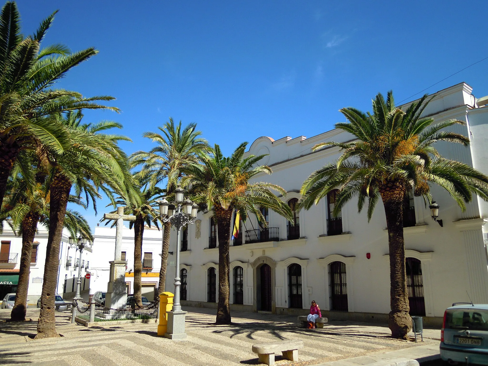 Photo showing: Photograph looking westward into the Plaza de la Constitucion in the village of Fuente de Cantos,  in the province of Badajoz, Extremadura,Spain.