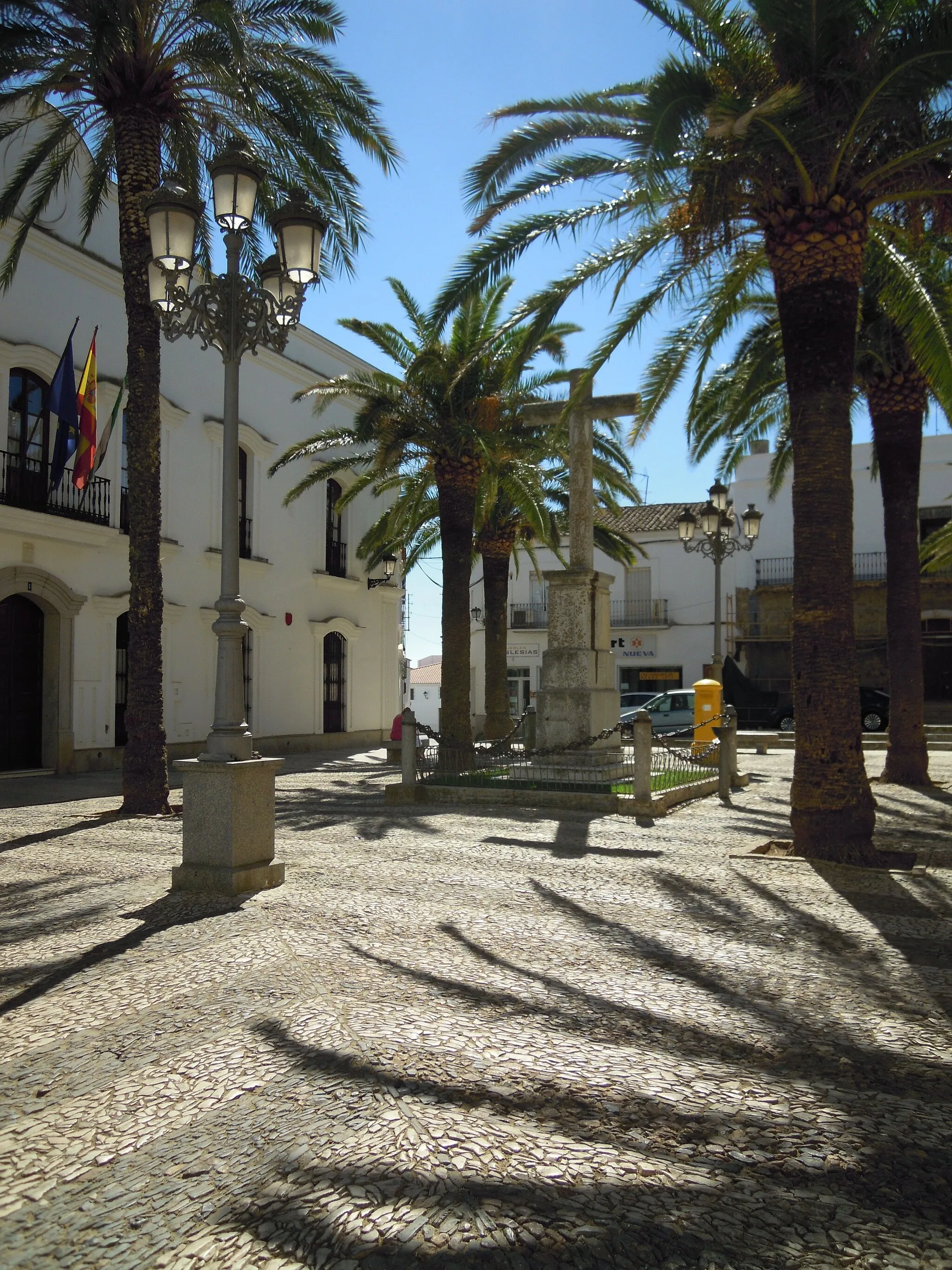 Photo showing: Photograph looking eastwards into Plaza de la Constitucion in the village of Fuente de Cantos,  in the province of Badajoz, Extremadura,Spain.