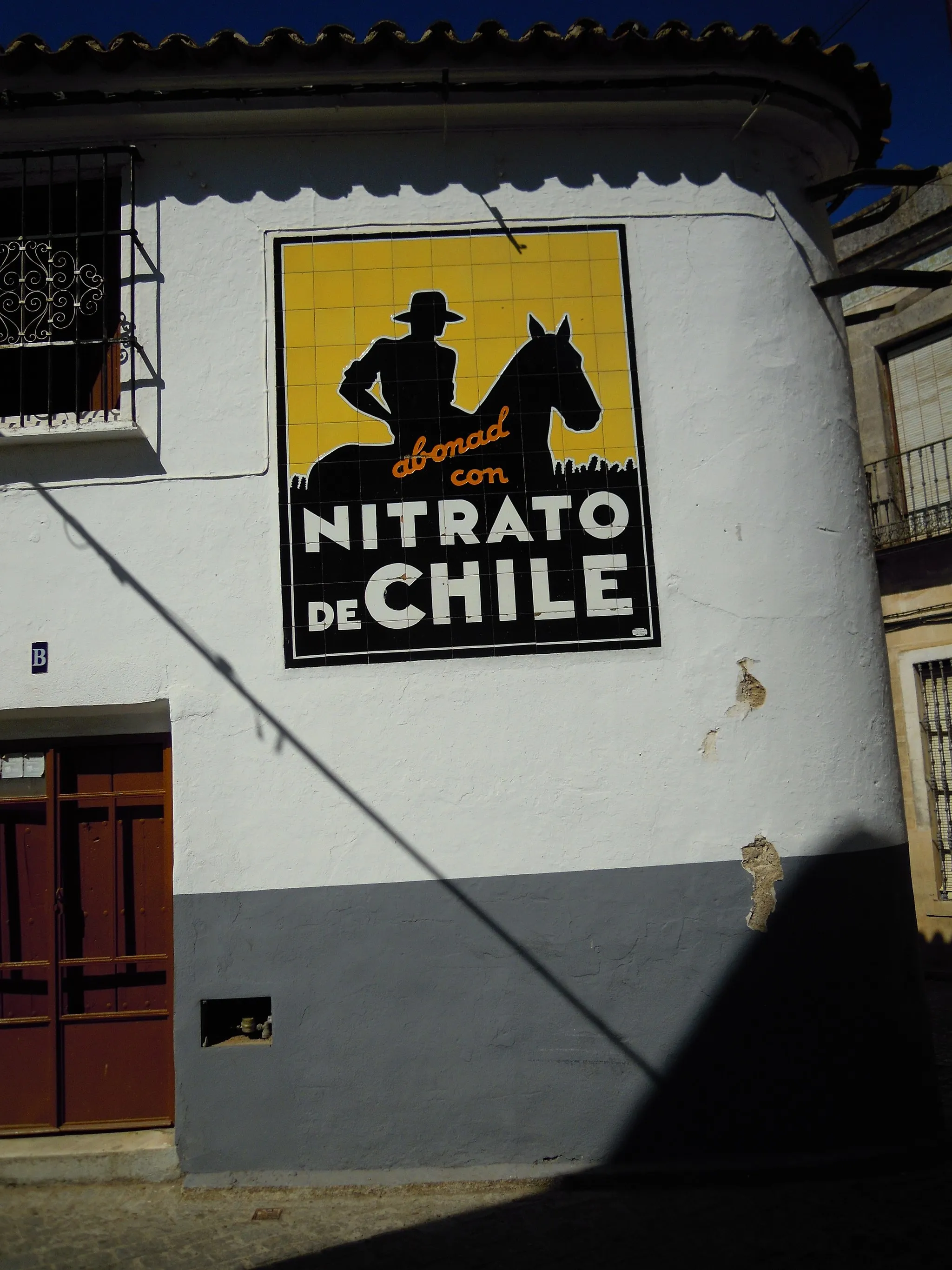 Photo showing: Photograph of an old ceramic tile advertisement in the village of Fuente de Cantos,  in the province of Badajoz, Extremadura,Spain.