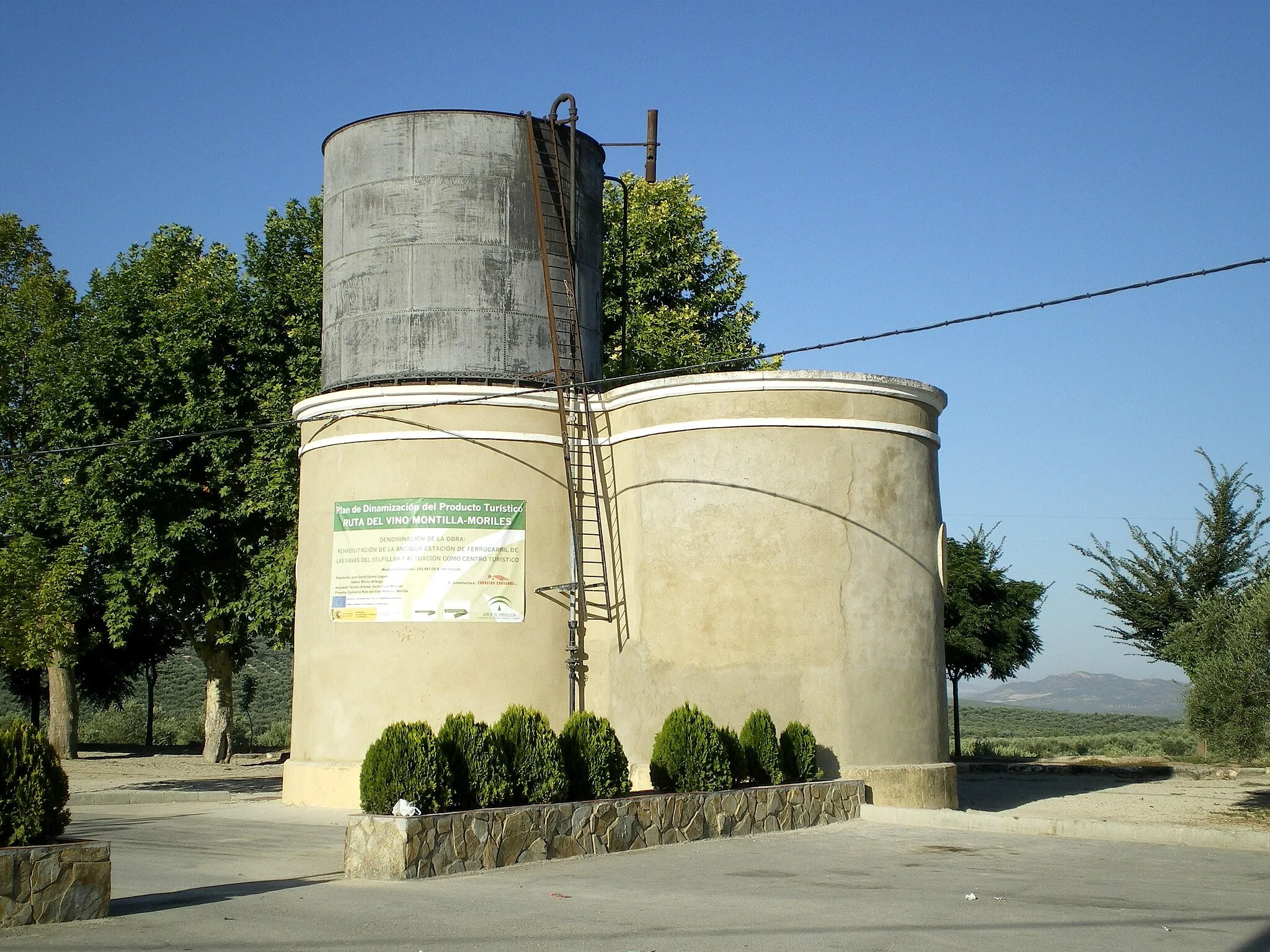 Photo showing: Antiguos depósitos de agua pertenecientes a la estación de Las Navas del Selpillar, en la provincia de Córdoba.