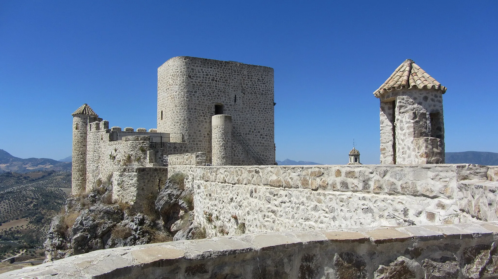 Photo showing: El Castillo de Olvera domine la petite ville d'Olvera, le long de la route qui relie Arcos à Antequera.