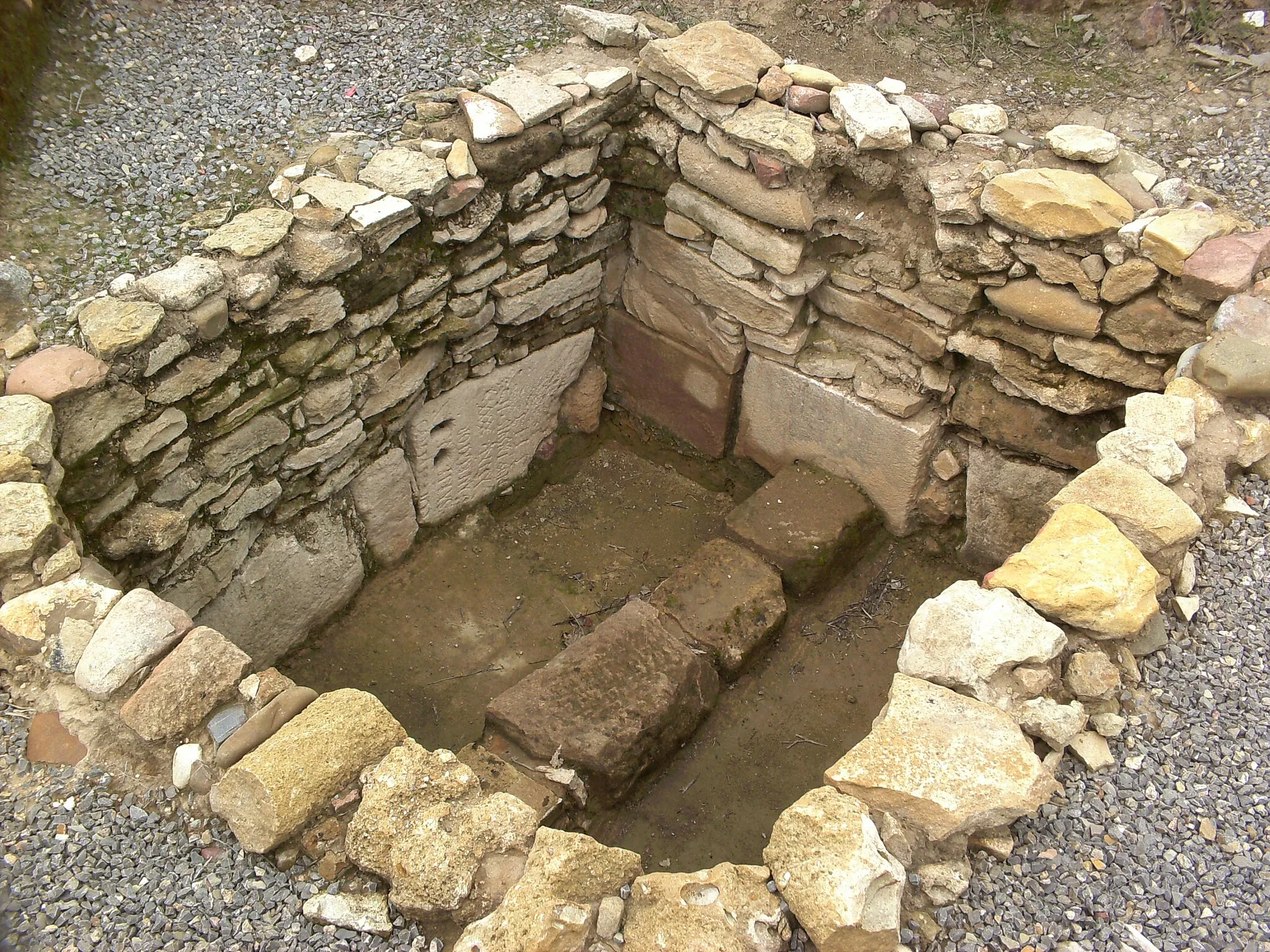 Photo showing: Tumba romana a la entrada de Cástulo. Se aprecia una piedra con epigrafía, reutilizada para la tumba.