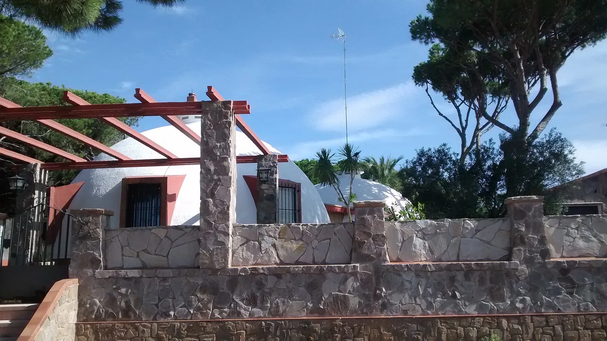 Photo showing: Las "Casas del Ingeniero" son unas casas realizadas con una tecnología novedosa para su época. Están protegidas como Patrimonio histórico, y viven gente.