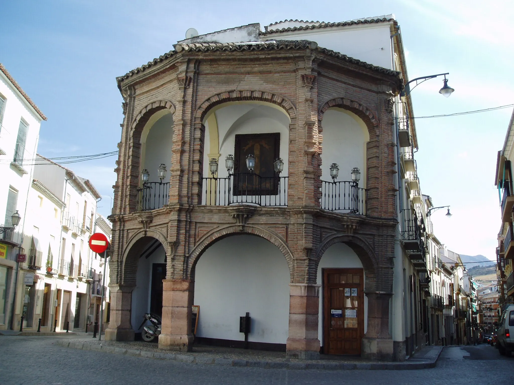 Photo showing: Capilla Tribuna de la Cruz Blanca en Antequera (España); data de 1774 y es atribuida al alarife Martín de Bogas. Su estilo es barroco tardío.