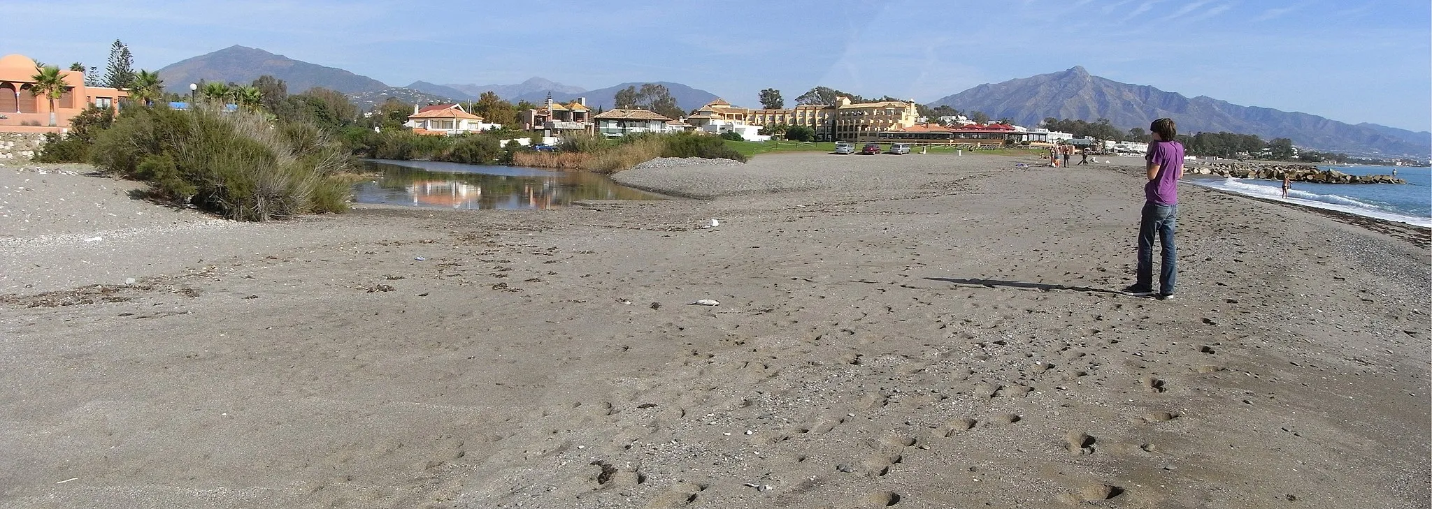 Photo showing: Mouth of the Guadalmina river and western part of the beach of San Pedro de Alcántara in southern Spain