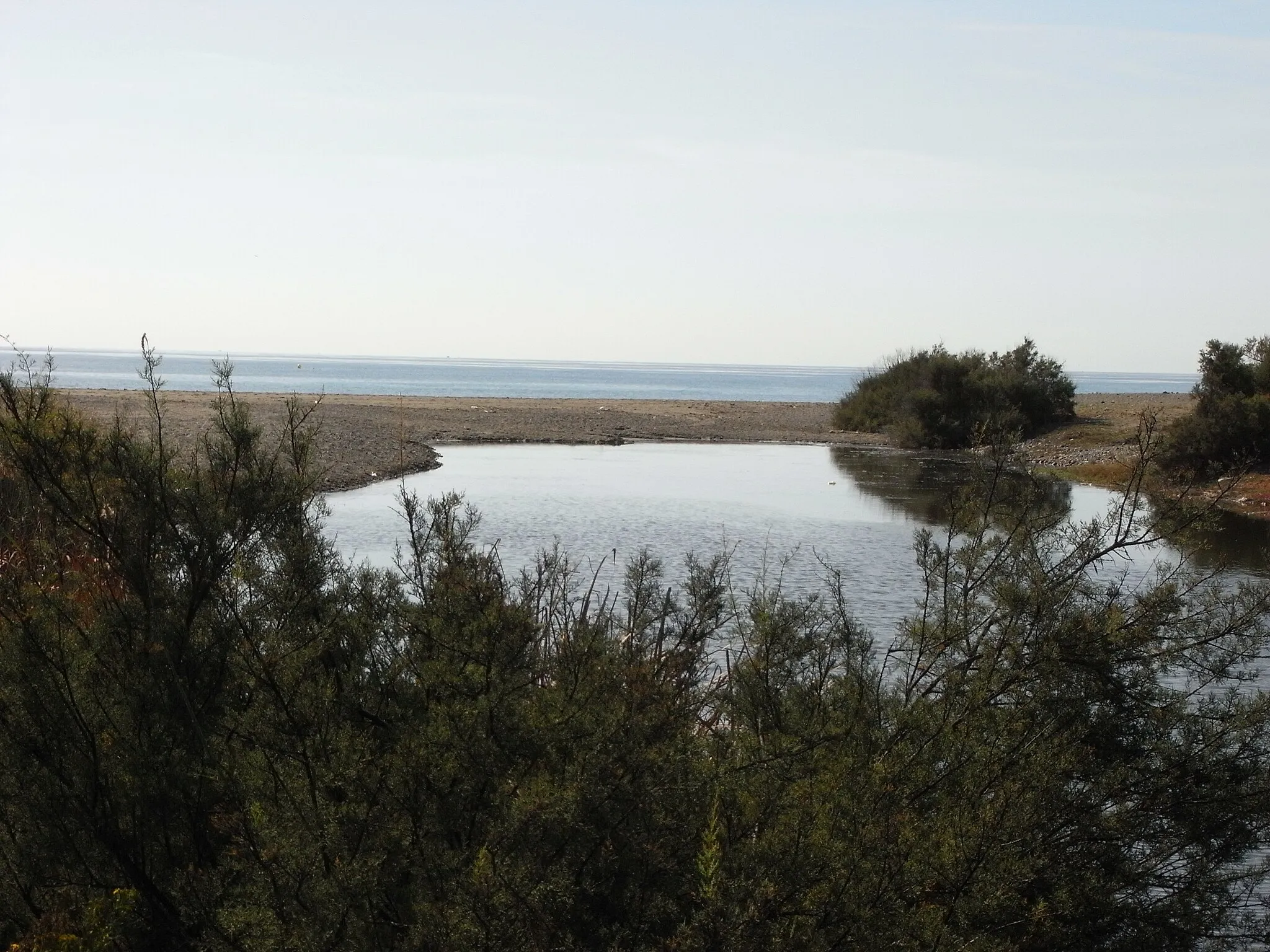 Photo showing: Mouth of the Guadalmina River in Southern Spain (view to the Mediterranean