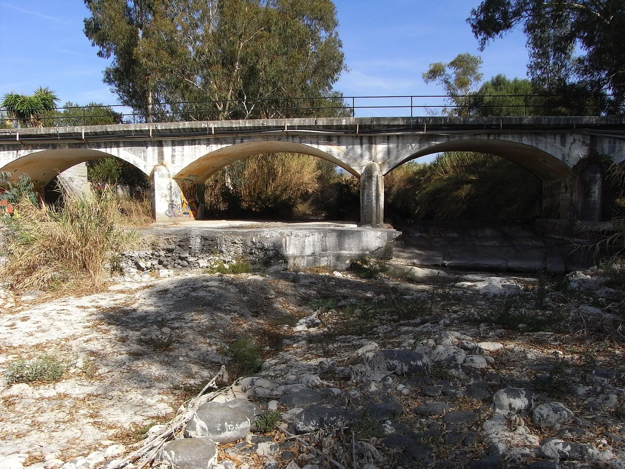 Photo showing: Bridge crossing the dry Guadalmina River at Calle de Cataluña between Isdabe quarter of Estepona and Guadalmina quarter of San Pedro de Alcántara (Marbella) in Souther Spain