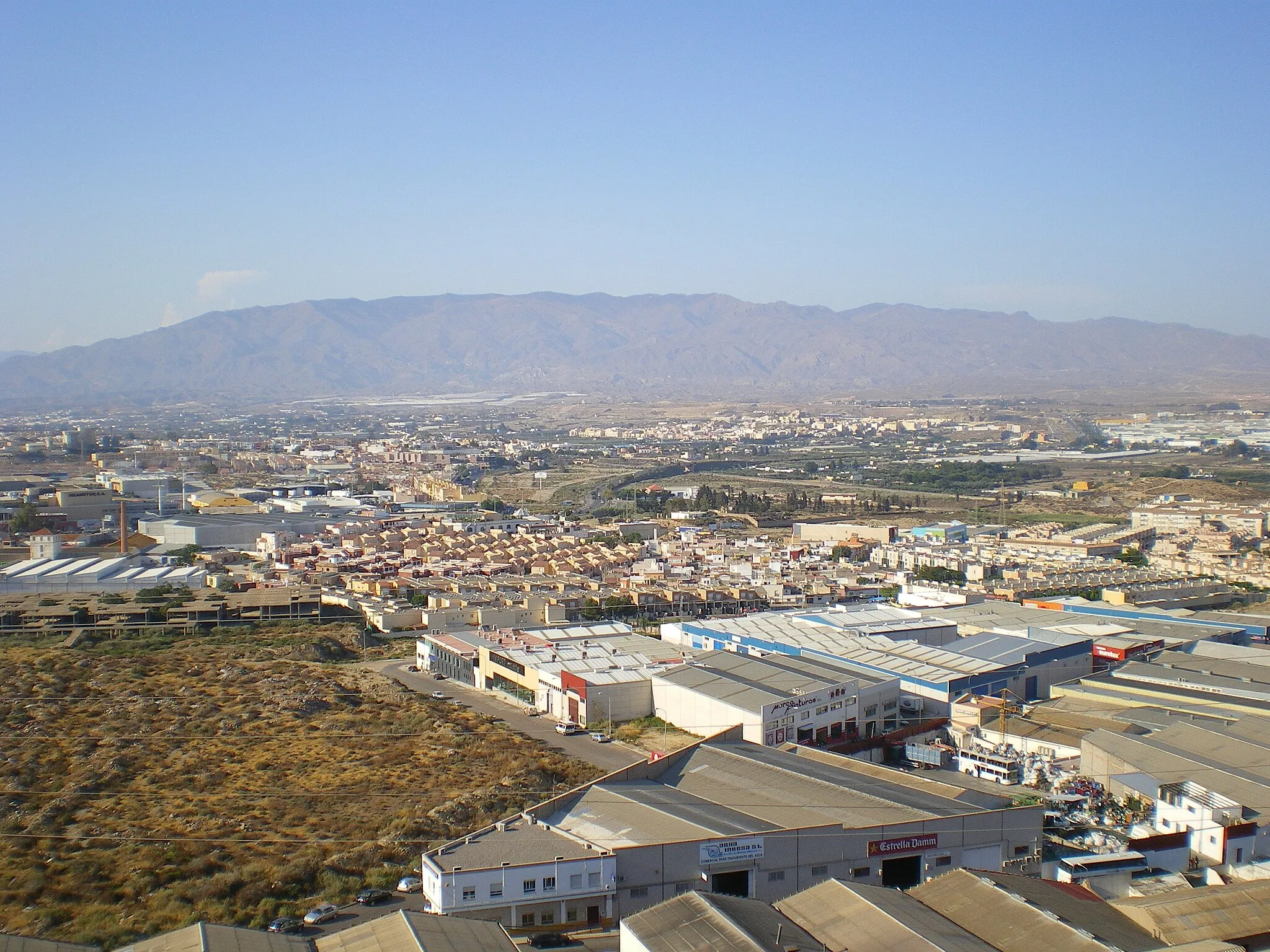 Photo showing: Fotografía de la falda sur de Sierra Alhamilla, provincia de Almería, España, tomada desde Torre de Cárdenas, mirando al norte. Altura máxima 1.387 msnm, pico del Colativí. En primer plano polígonos industriales de Huércal de Almería.