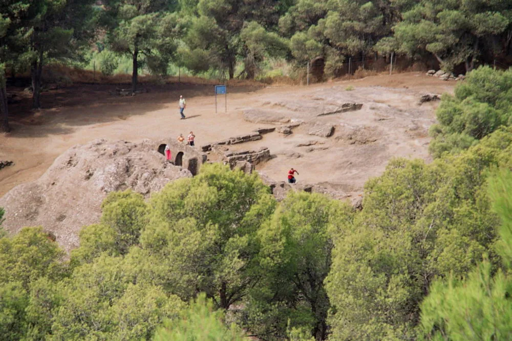 Photo showing: Bobastro in Málaga (Spain). Poblado donde Omar Ben Hafsun se refugió en 880 dC. al sublevarse contra el emir de Córdoba. Sobresalen las construcciones excavadas en roca, incluyendo unos arcos de herradura que se mantienen en la actualidad.