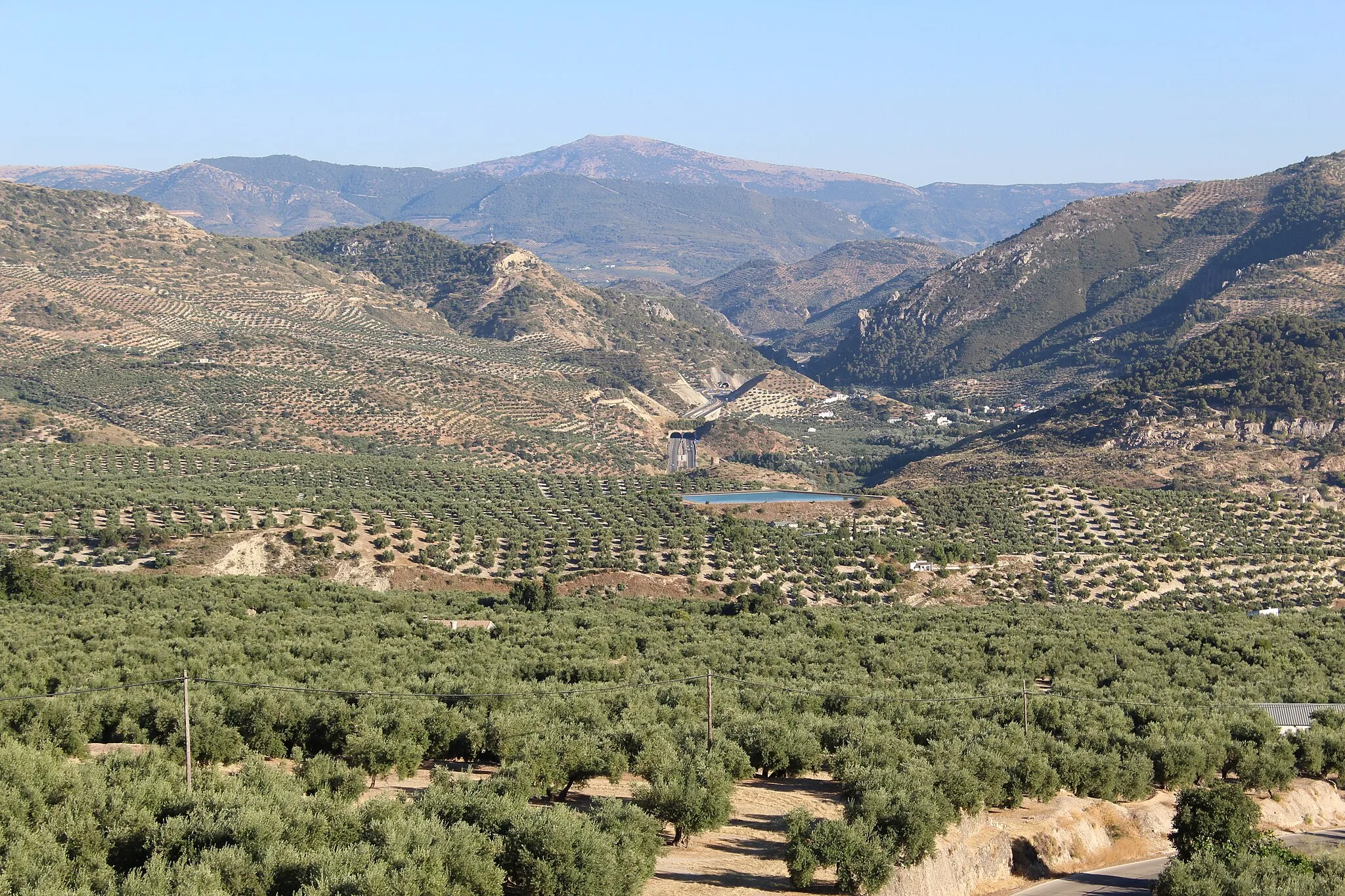 Photo showing: Vista lejana de La Cerradura desde la carretera de subida a Pegalajar.