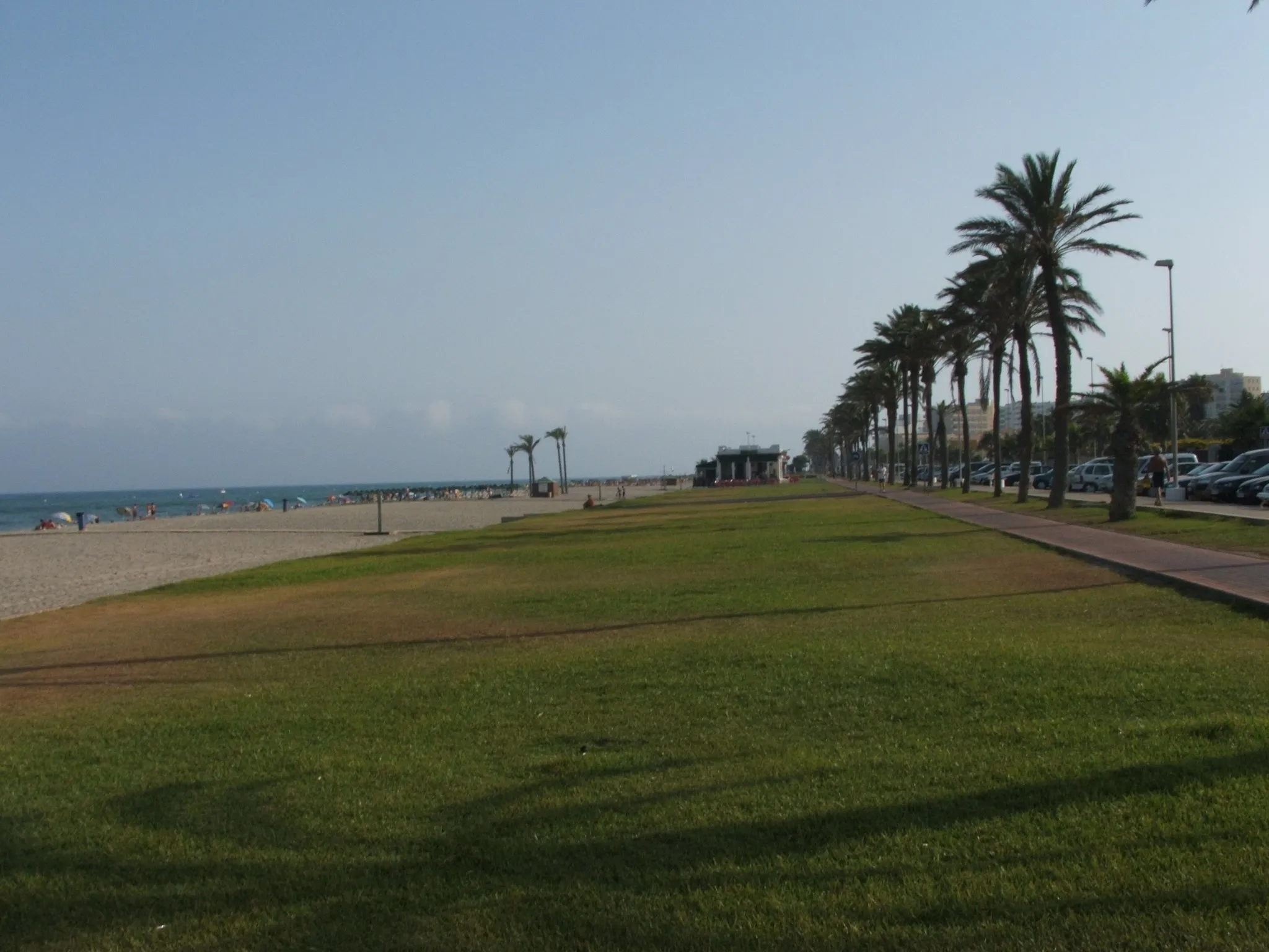 Photo showing: The beach, the grass and the promenade, in Roquetas de Mar (Almería, Spain)