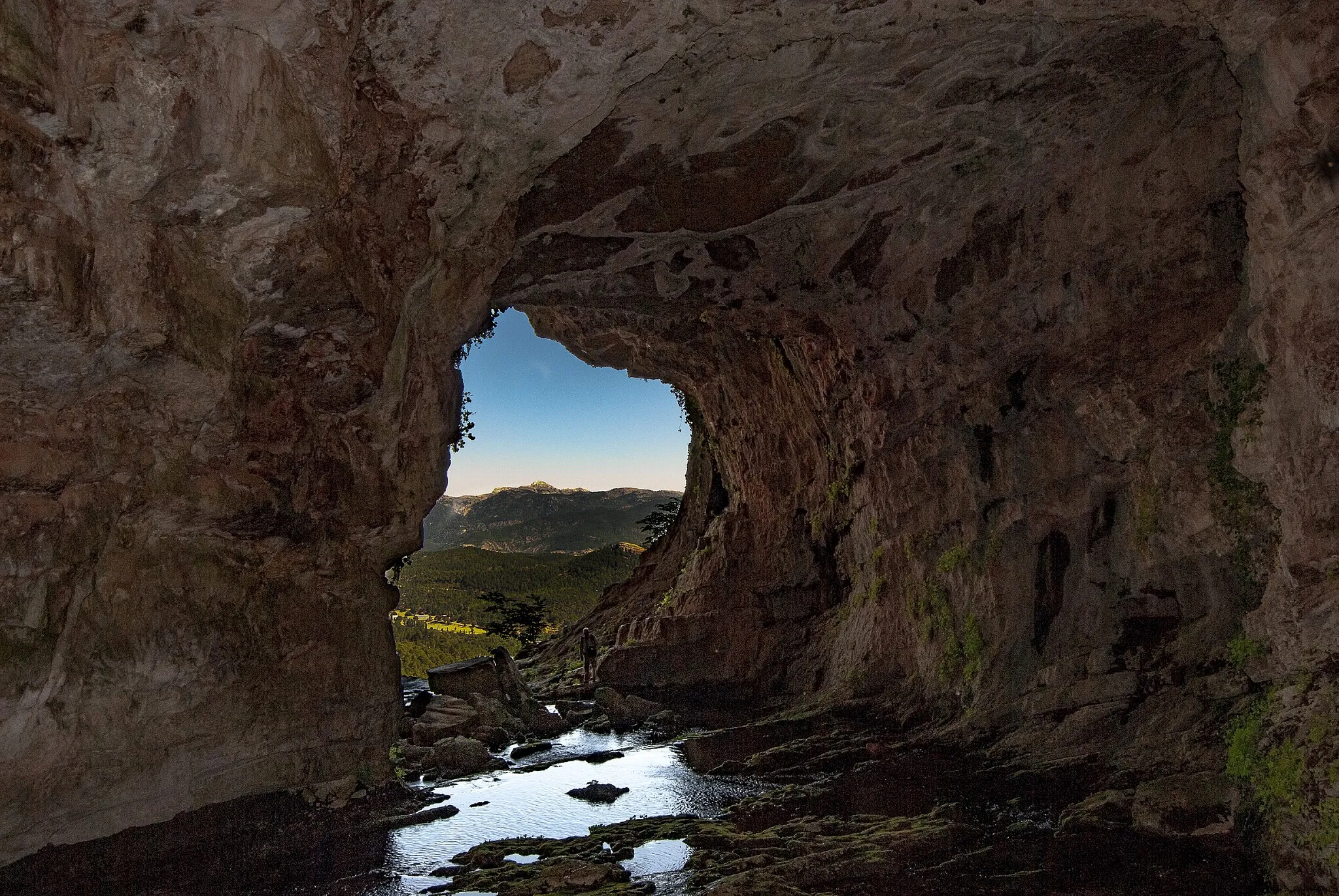 Photo showing: Contraluz de entrada a la Cueva de los Chorros en Riopar (Albacete) una de las cuevas más importantes del sureste español.