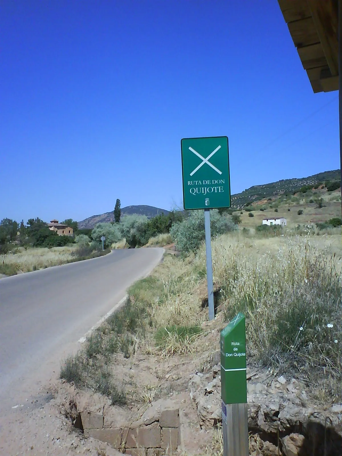 Photo showing: Hitos de la ruta de Don Quijote cerca de la localidad de Bienservida (Albacete), fomentada por la Junta de Comunidades de Castilla-La Mancha.