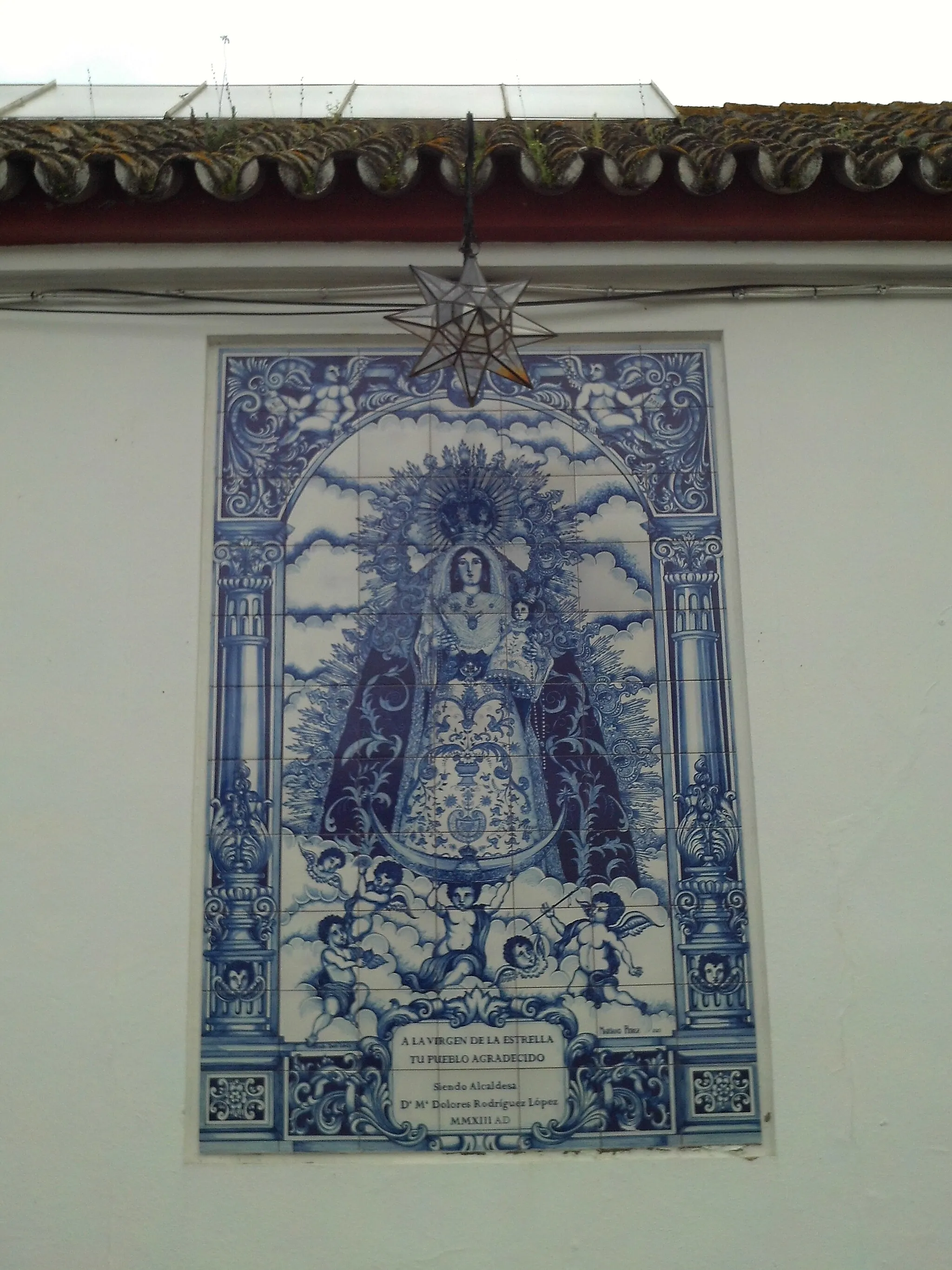 Photo showing: Azulejo de la Virgen de la Estrella en la fachada de la hacienda Ulloa, en la actualidad centro cultural municipal. 2013. Palomares del Río, provincia de Sevilla, Andalucía, España.