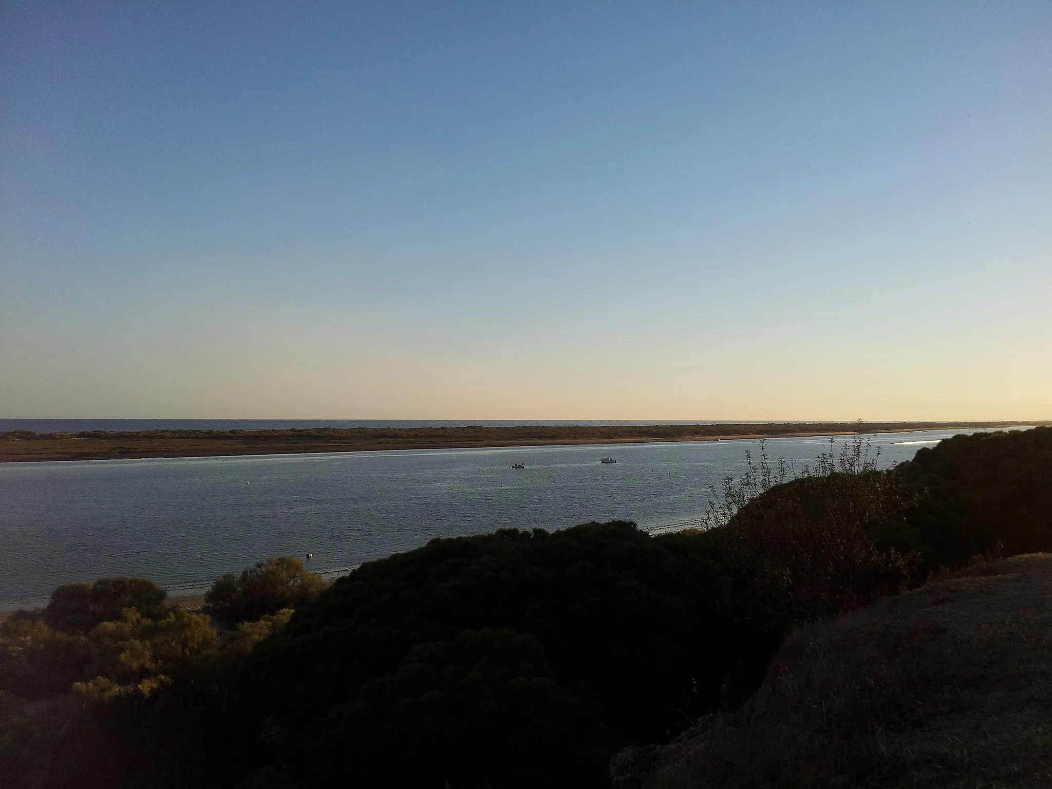 Photo showing: El Rompido Arrow y a natural barrier that defines the Rio Piedras estuary with calm waters.