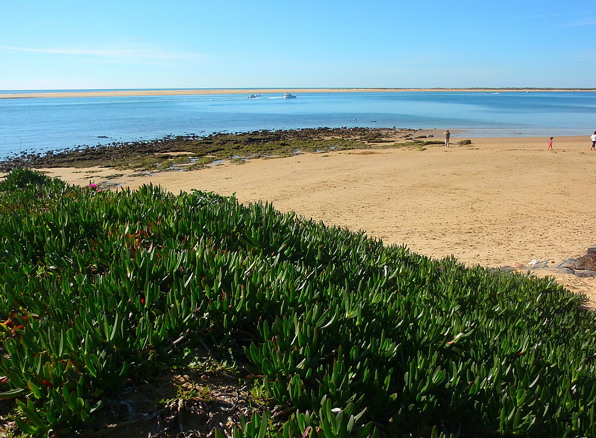 Photo showing: Between Aljarque, El Rompido, Punta Umbria and Cartaya you'll find El Portil, an urban nucleus that is very small and belongs to the municipality of Cartaya, in the province of Huelva in the Costa de la luz of southern Spain. El Portil is an urban residential area was built for the sole purpose of resting and relaxing on vacation. It does not have much of a nightlife or nighttime activities, but there are plenty of restuarnts and shops, but most importantly one of the best beaches in Spain.