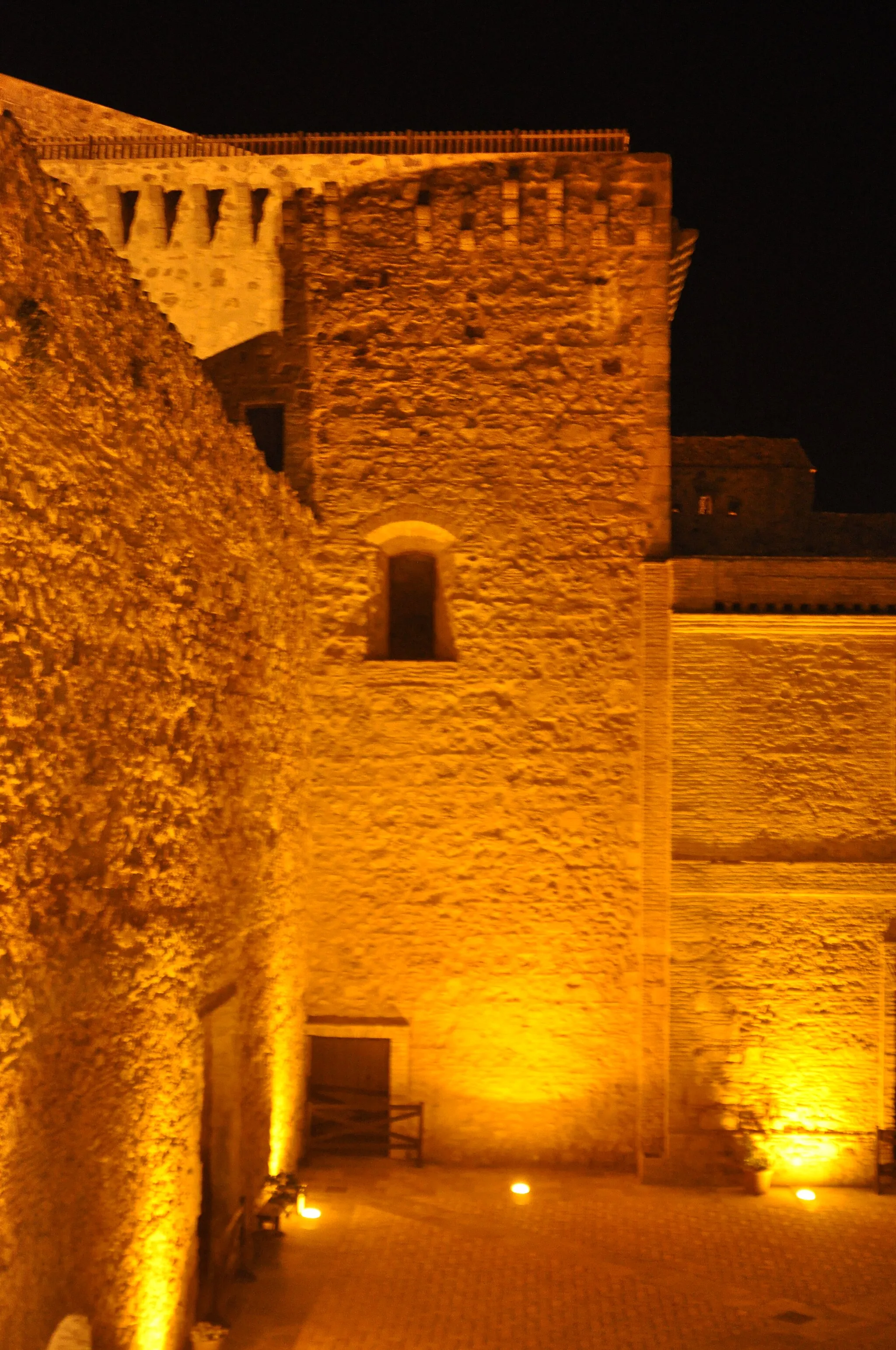 Photo showing: Vista nocturna del Castillo de Santiago (Sanlúcar de Barrameda, España)