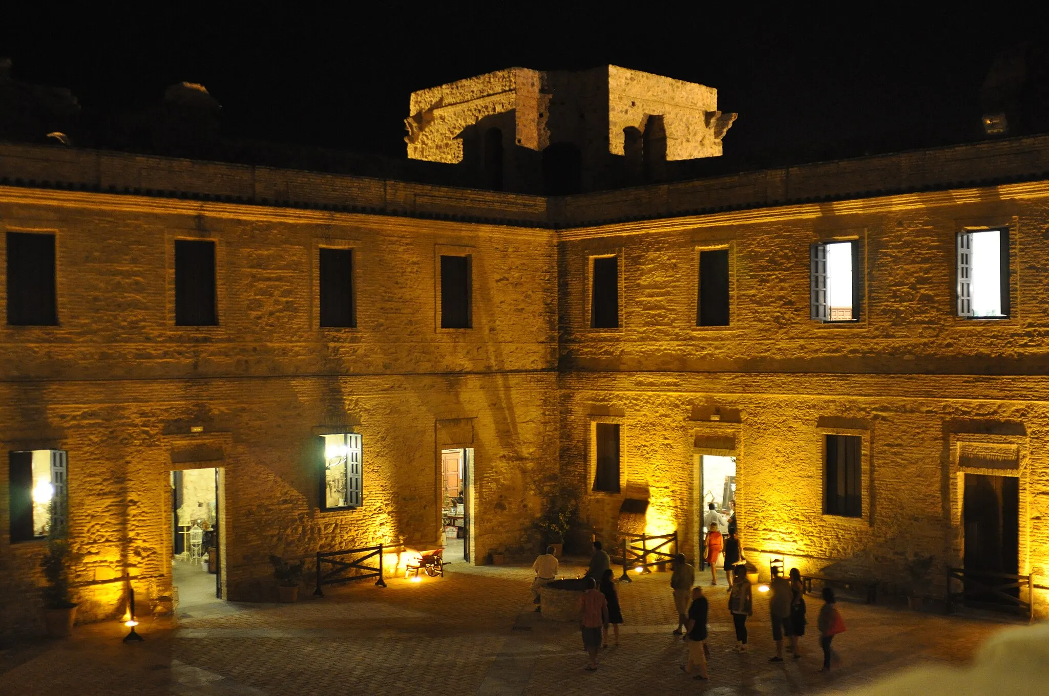 Photo showing: Vista nocturna del Castillo de Santiago (Sanlúcar de Barrameda, España)