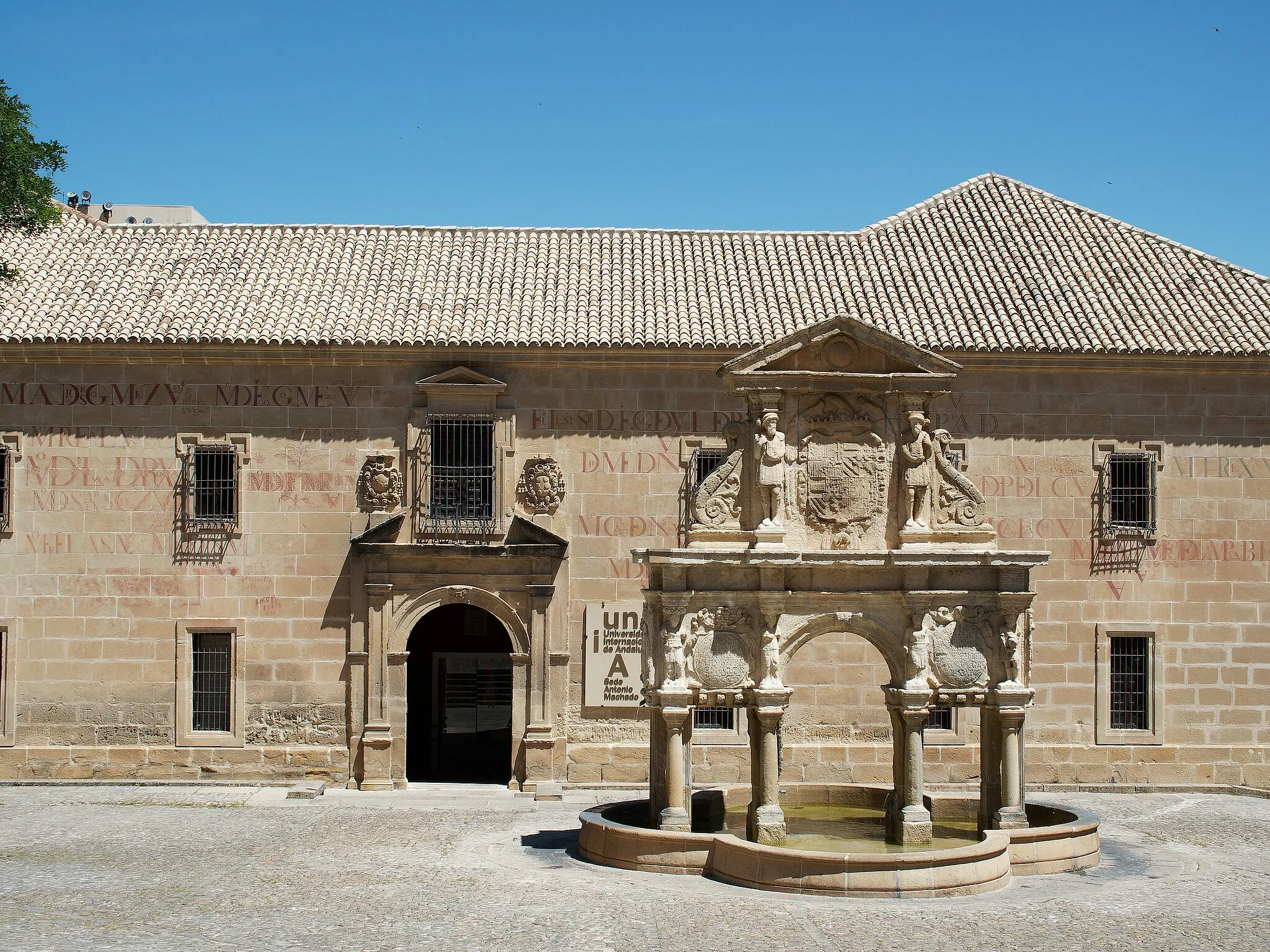 Photo showing: Universitätsgebäude am Marienplatz in Baeza, Andalusien, Spanien. Davor der Marienbrunnen.