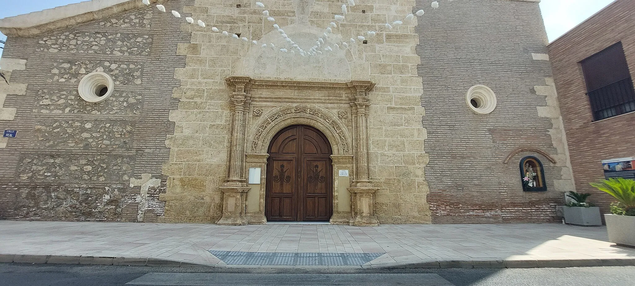 Photo showing: Exterior de la Iglesia de Santa María situada en el municipio de Huércal de Almería en la provincia de Almería. Foto hecha en el proyecto "Escuela de Wikicronistas 2022"