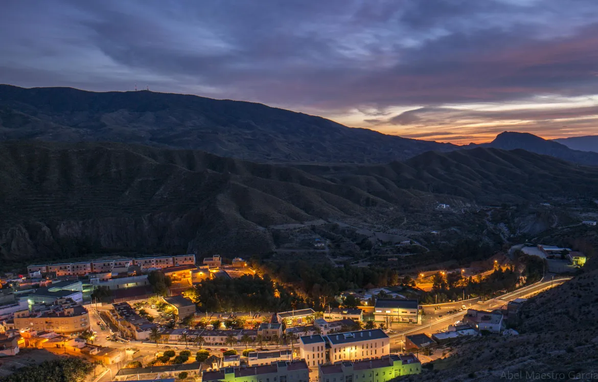 Photo showing: Vista del municipio desde el Castillo de Tabernas, durante un atardecer.