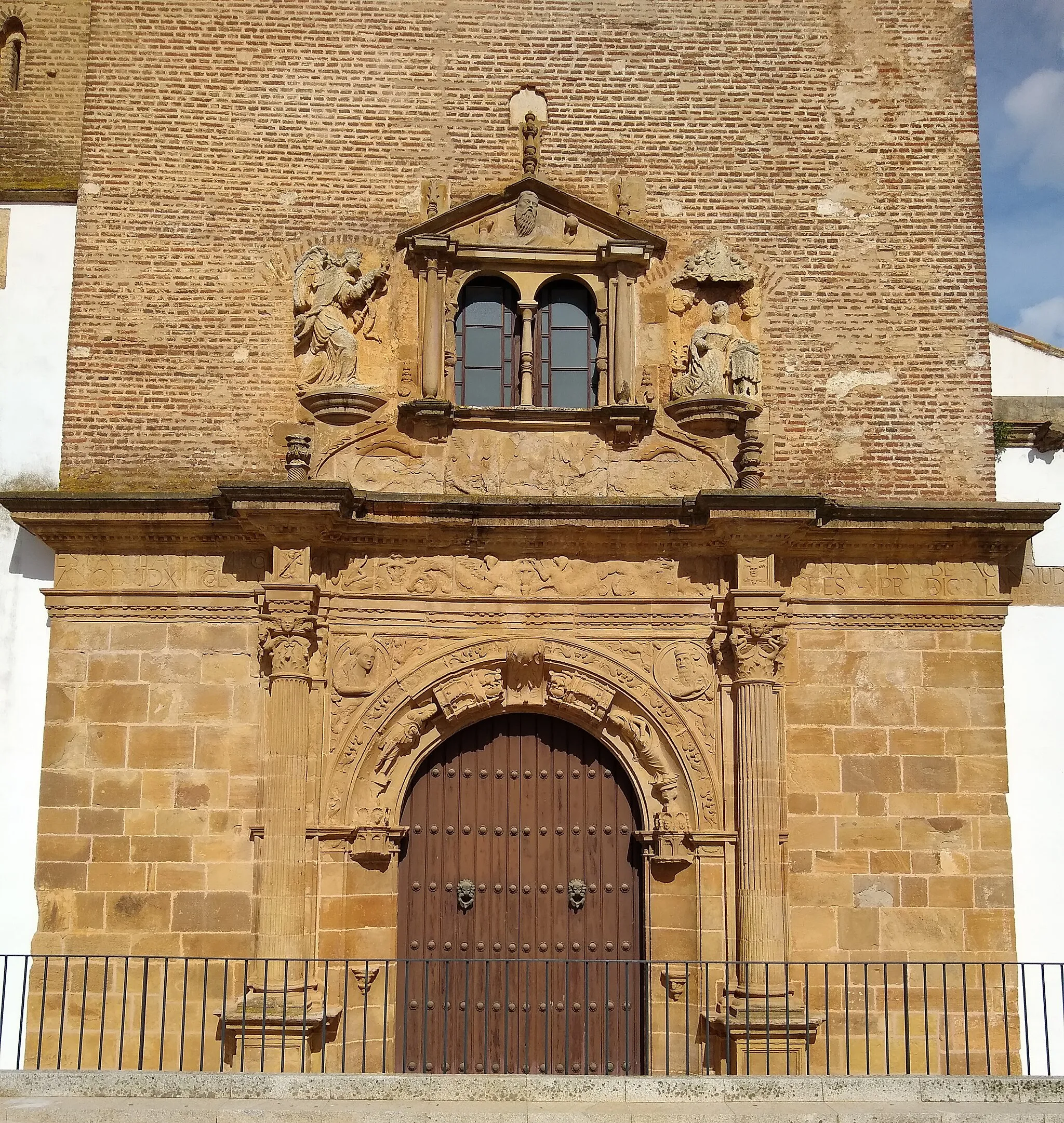 Photo showing: Portada de la Iglesia de Santa María de la Encarnación. Constantina, provincia de Sevilla, Andalucía, España.