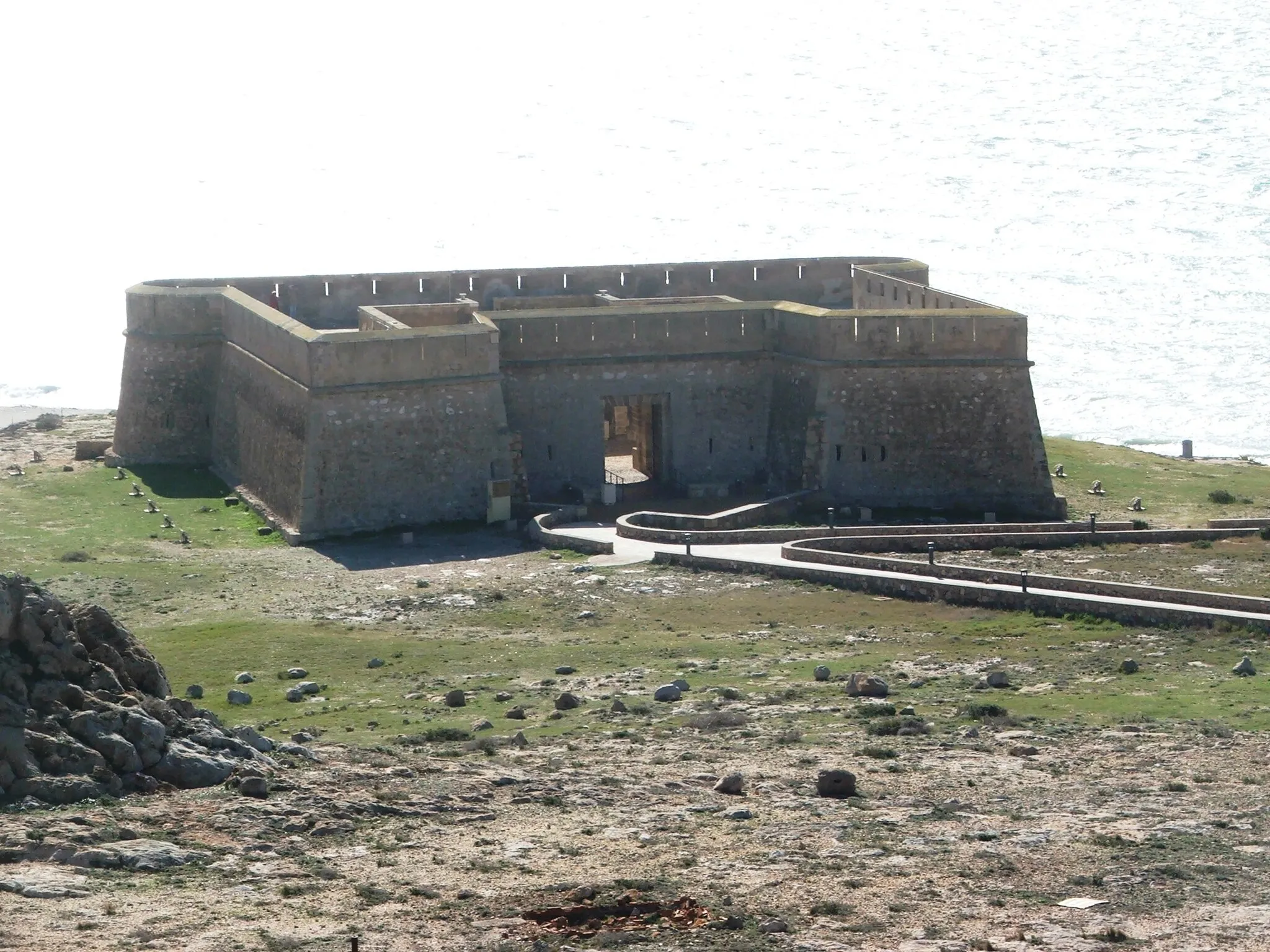 Photo showing: Fotografía de la entrada del castillo de Guardias Viejas en El Ejido, provincia de Almería, Andalucía, España, visto desde el noreste.