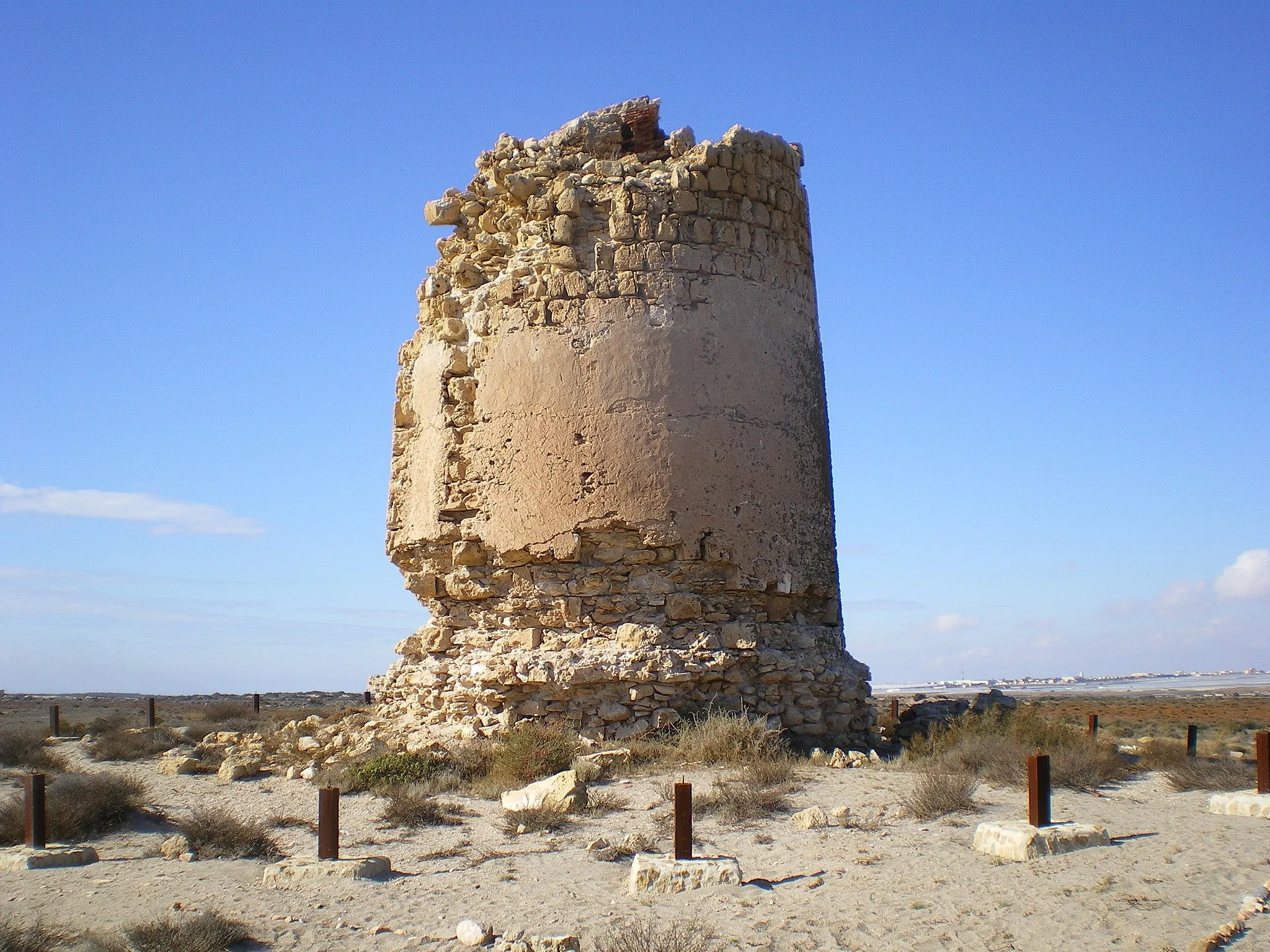 Photo showing: Fotografía de la Torre de Cerrillos, torre costera en el paraje natural de Punta Entinas-Sabinar, municipio de Roquetas de Mar, provincia de Almería, Andalucía, España.