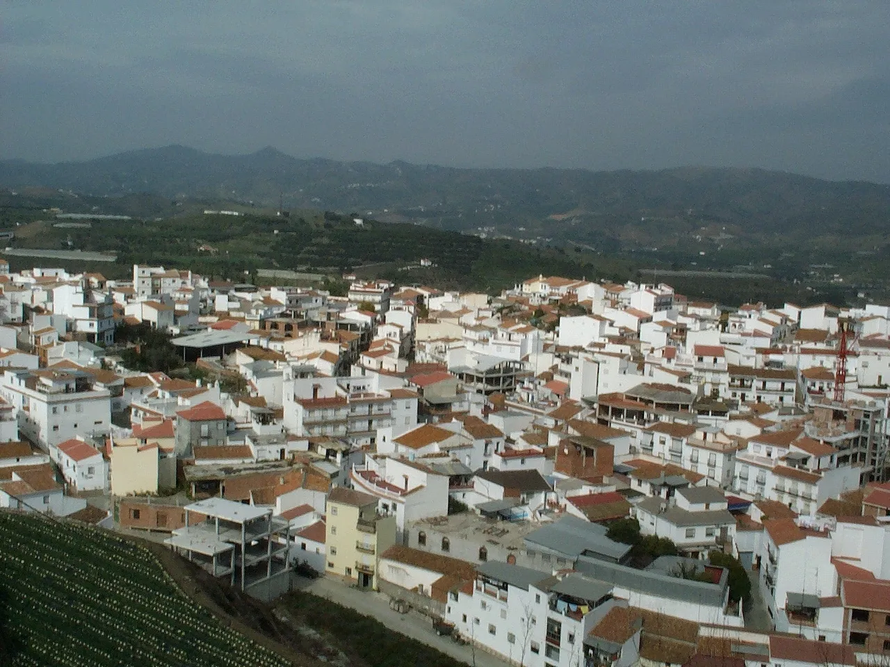 Photo showing: Vista panorámica de Benamocarra, en Málaga, desde el Cerro de la Jaula.