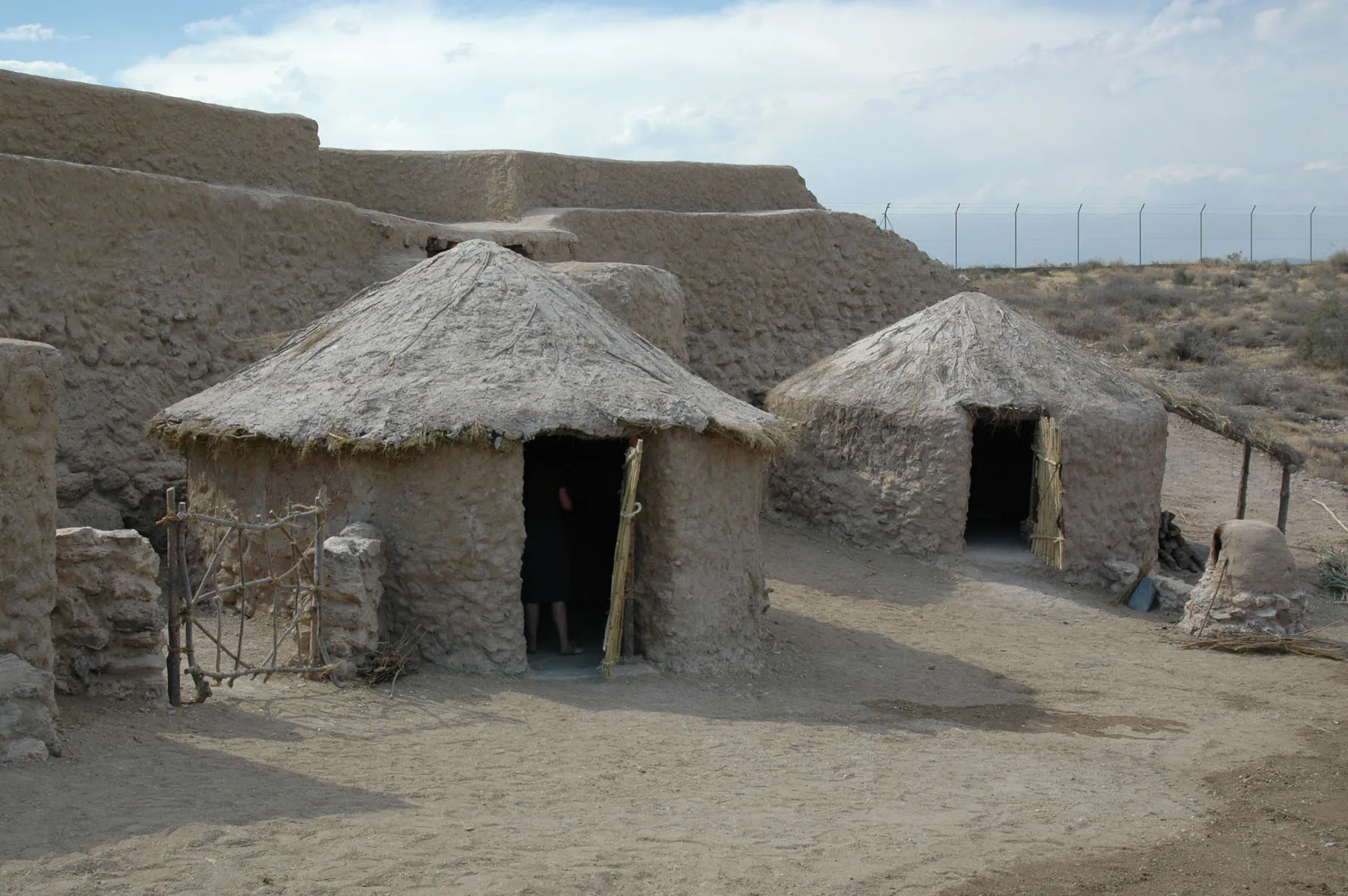 Photo showing: Enclave Arqueológico de Los Millares. Cabañas reconstruidas en la zona de interpretación.