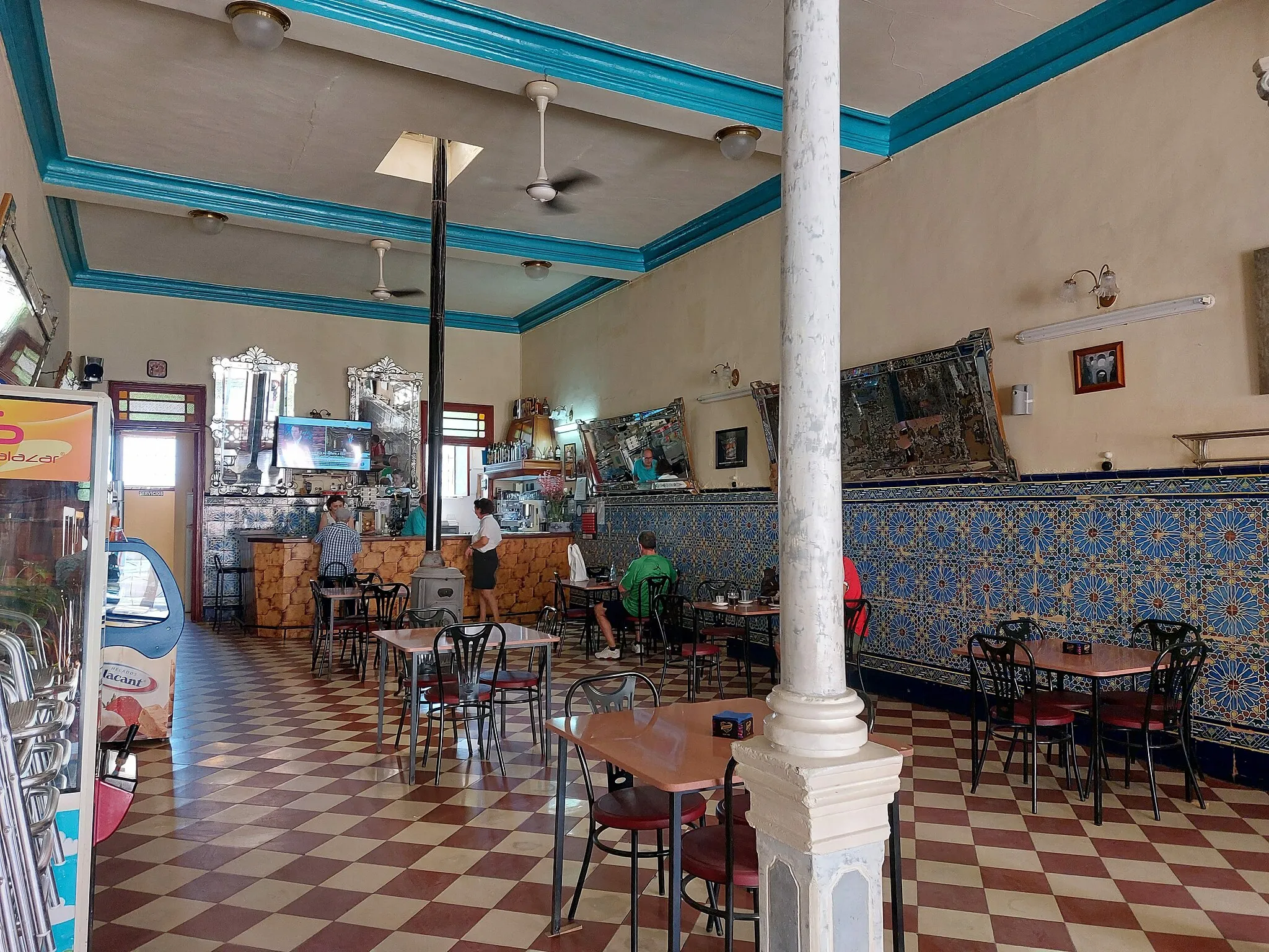 Photo showing: Bar histórico situado en una plaza cercana al ayuntamiento en el municipio de Alhama de Almería, provincia de Almería. Fotos hechas en el proyecto "Escuela de Wikicronistas 2022".