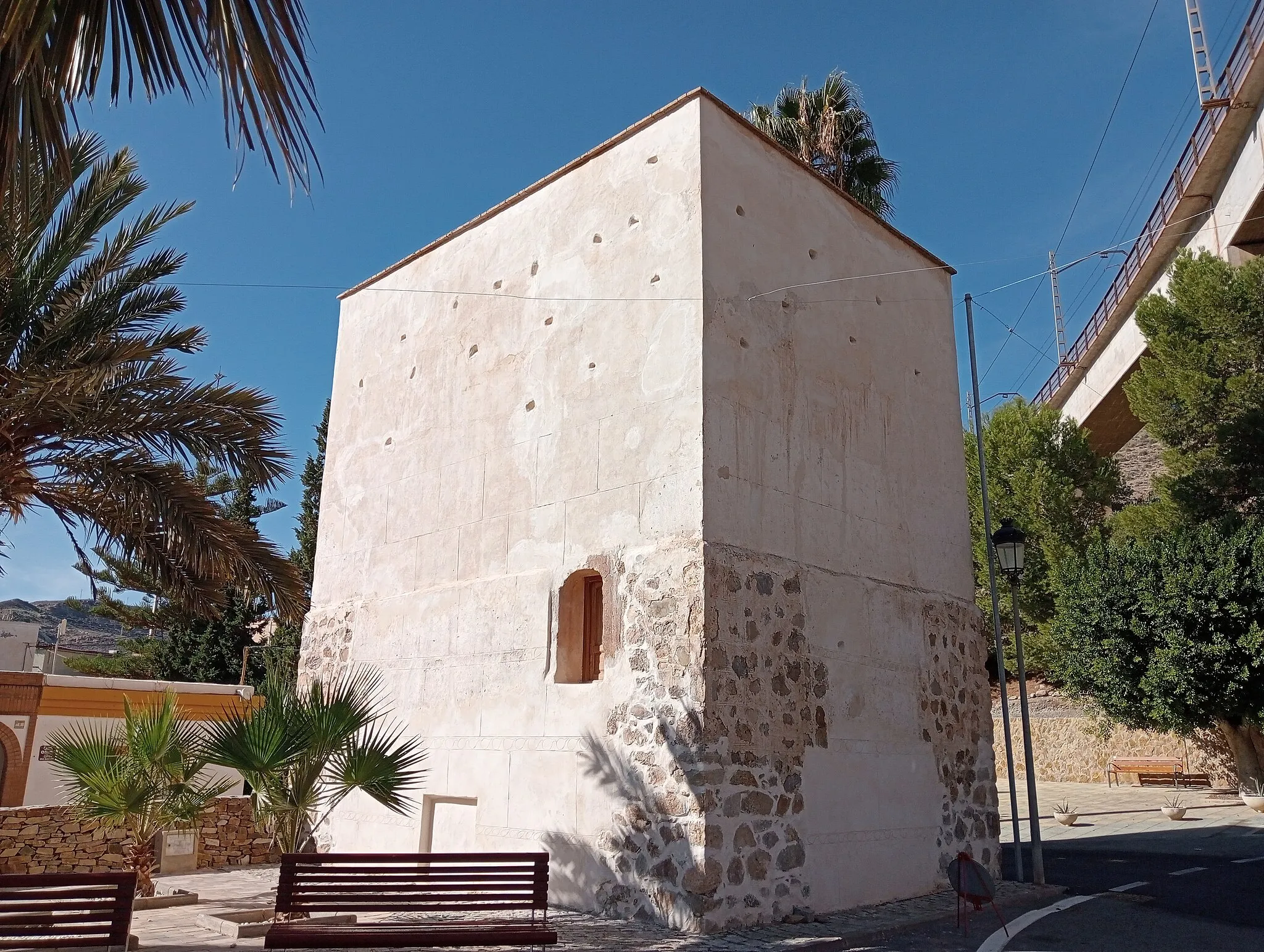 Photo showing: Torre construida entre el siglo XIII y XIV, ubicada en Santa Fe de Mondújar