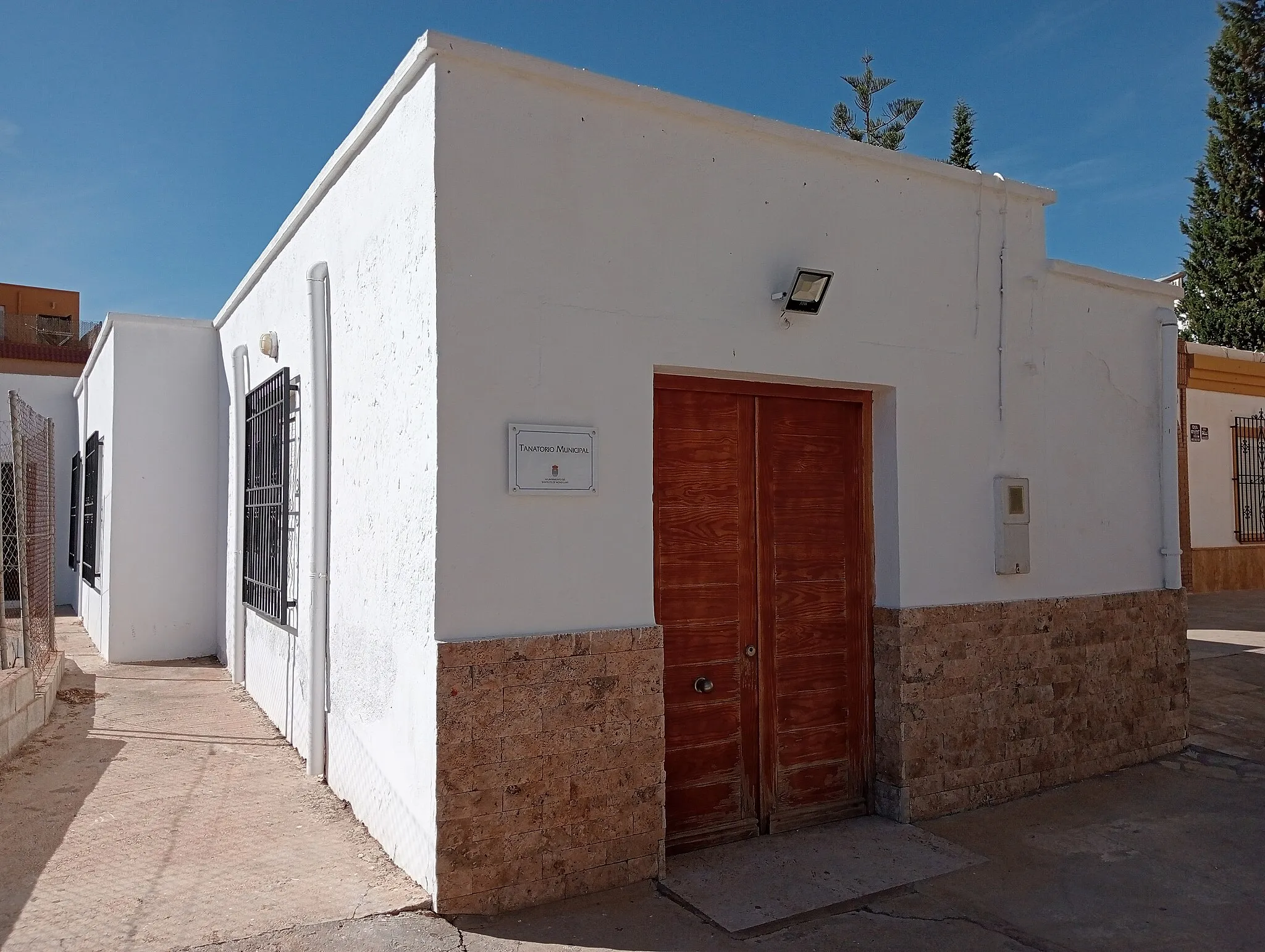 Photo showing: Tanatorio ubicado en Santa Fe de Mondújar