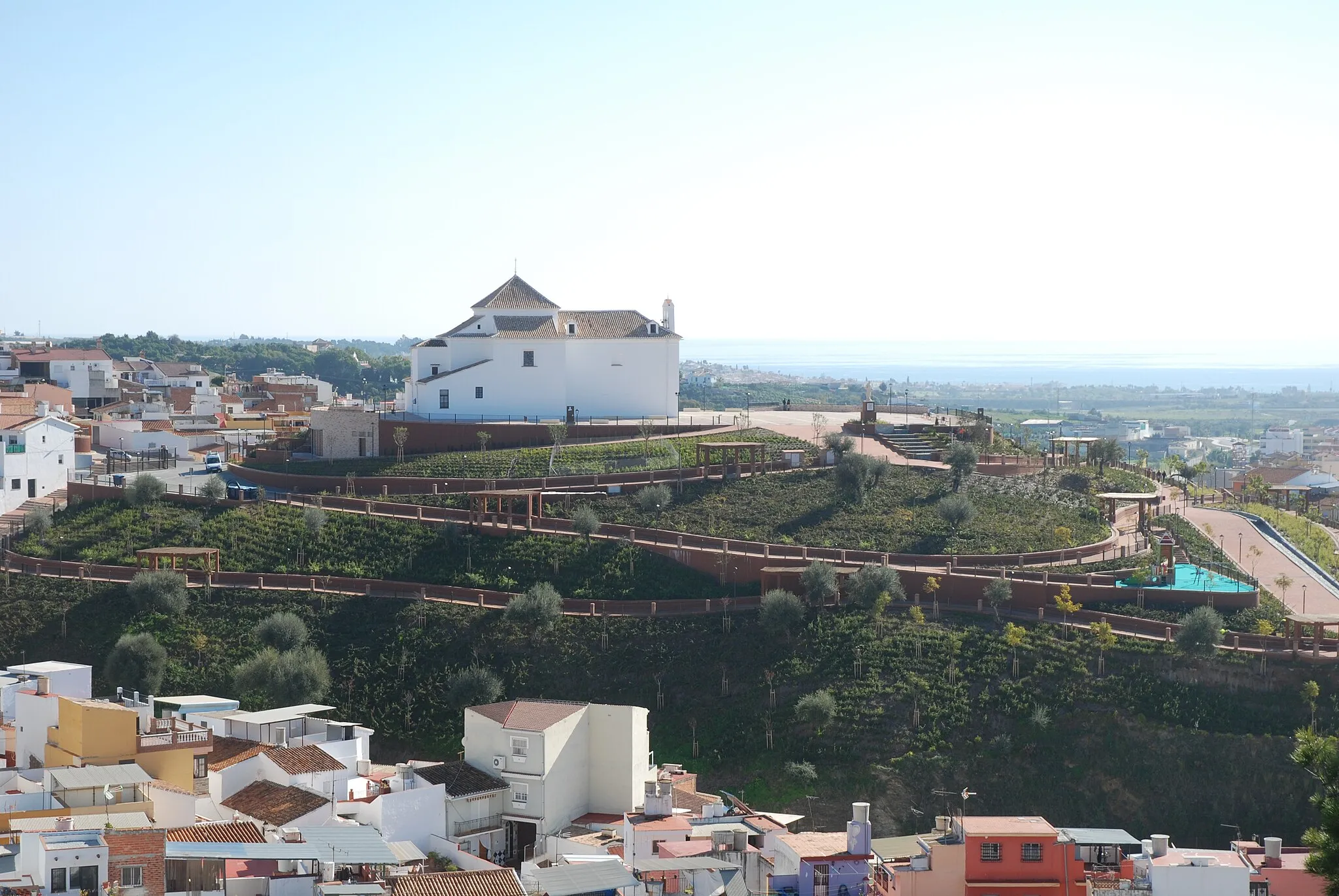 Photo showing: church "Ermita Ntra. Sra. de los Remedios" in "Jardín de los Remedios", view from "Alcazaba-Fortaleza"