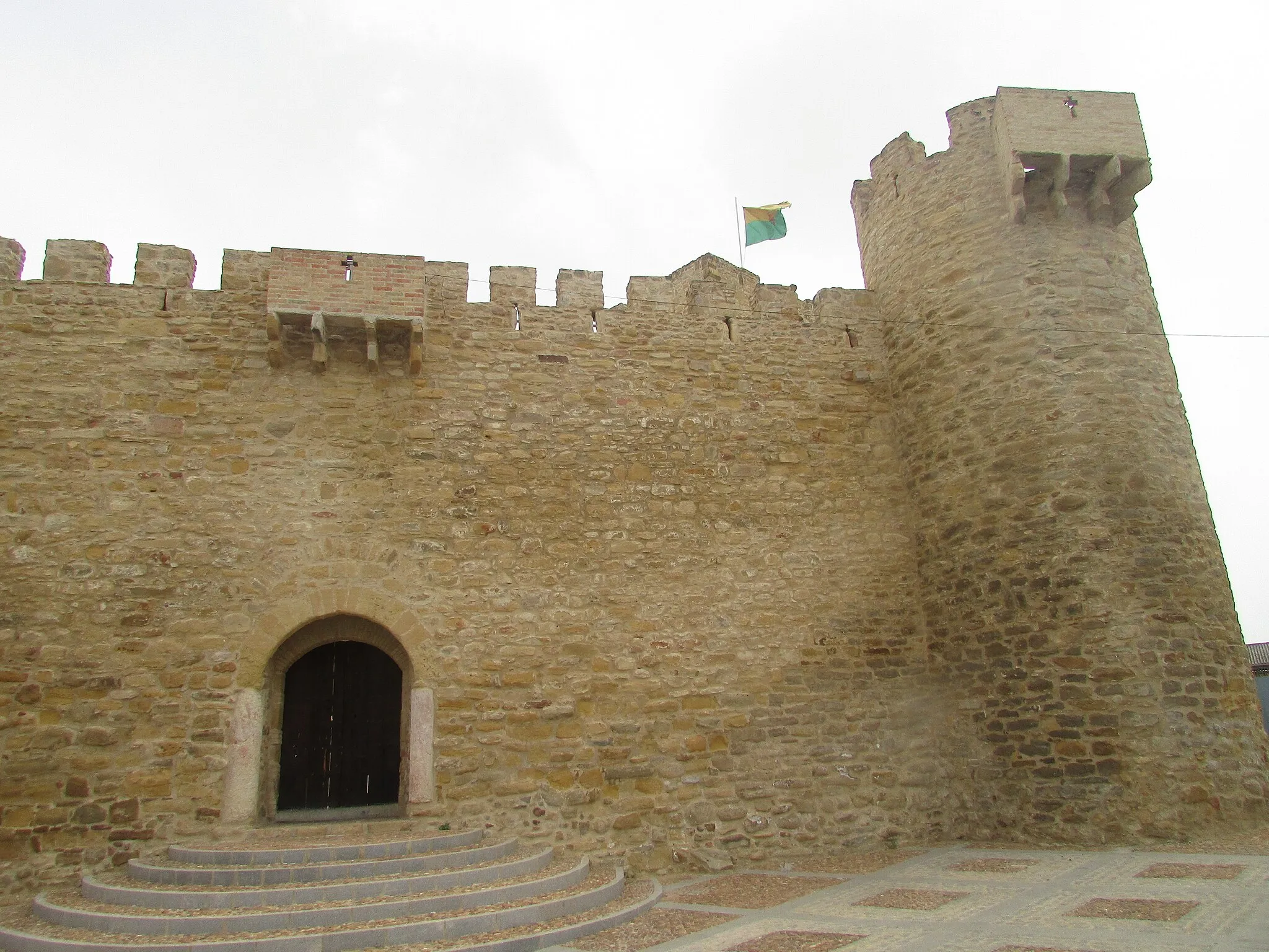 Photo showing: The west wall of the Castle of Lopera located on Calle Castillo within the town of Lopera, Jaén, Andalusia, Spain