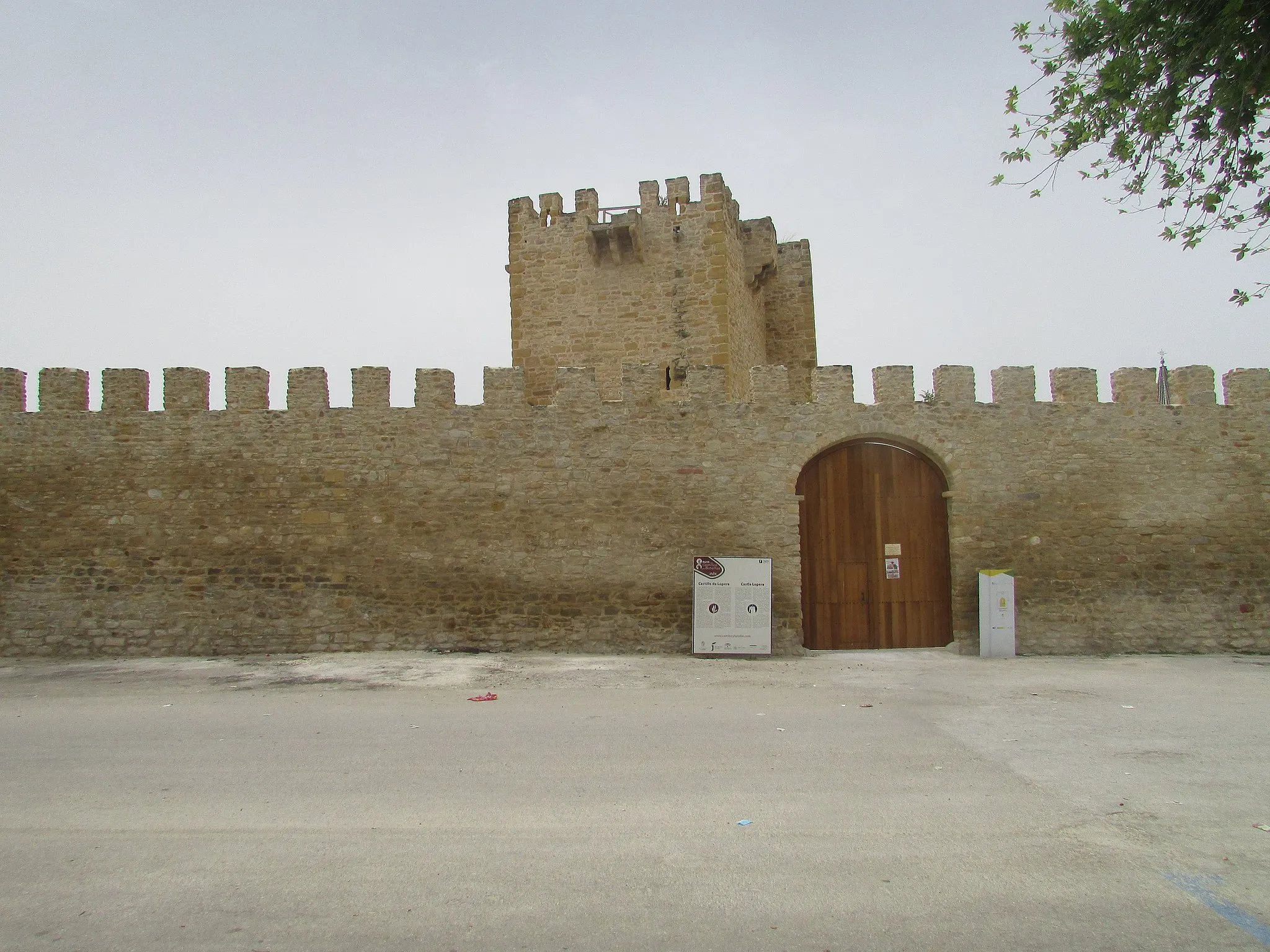 Photo showing: The east wall of the Castle of Lopera within the town of Lopera, Jaén, Andalusia, Spain