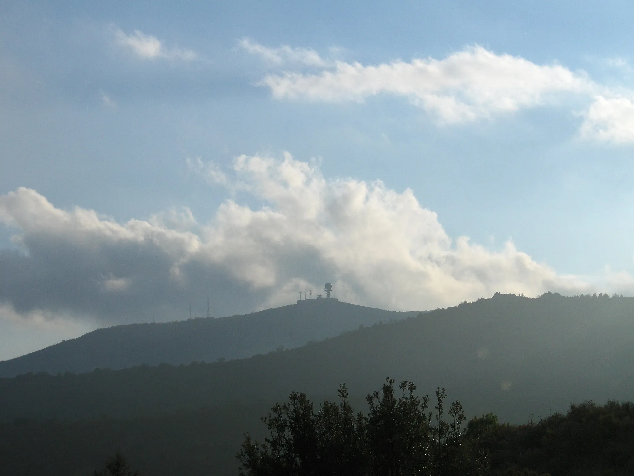 Photo showing: Vista lejana del pico Colativí, rodeado de otras montañas de Sierra Alhamilla