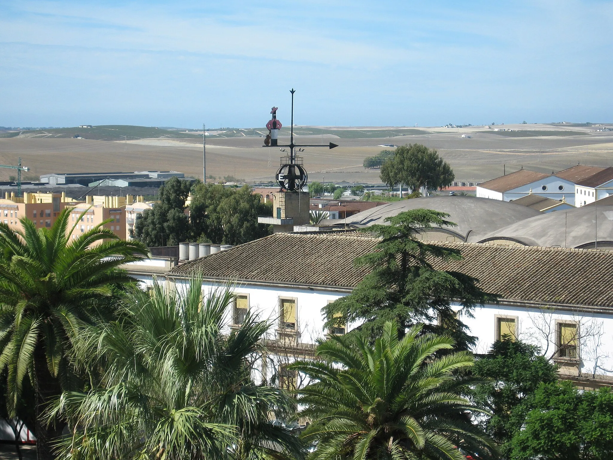 Photo showing: Vista de las bodegas González-Byass y la campiña de Jerez desde el Palacio de Villavicencio, en el Alcázar de Jerez, Spain. Incluye veleta más grande del mundo que funciona (record Guiness) [Guiness record of the largest weather vane that works]