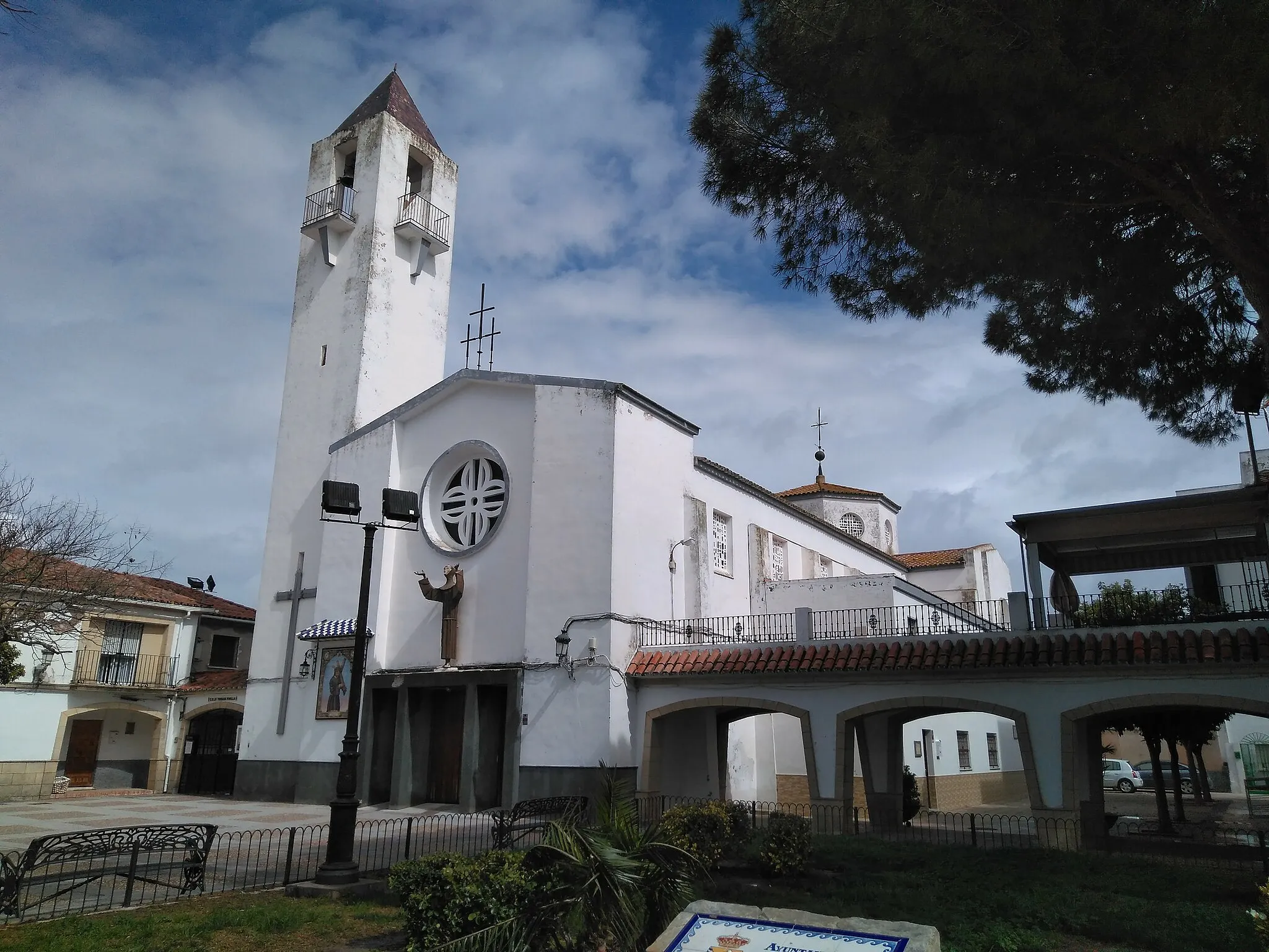 Photo showing: Vista de frente y lateral de Iglesia Parroquial de San San Enrique y Santa Teresa de Guadalcacín, Jerez de la Frontera