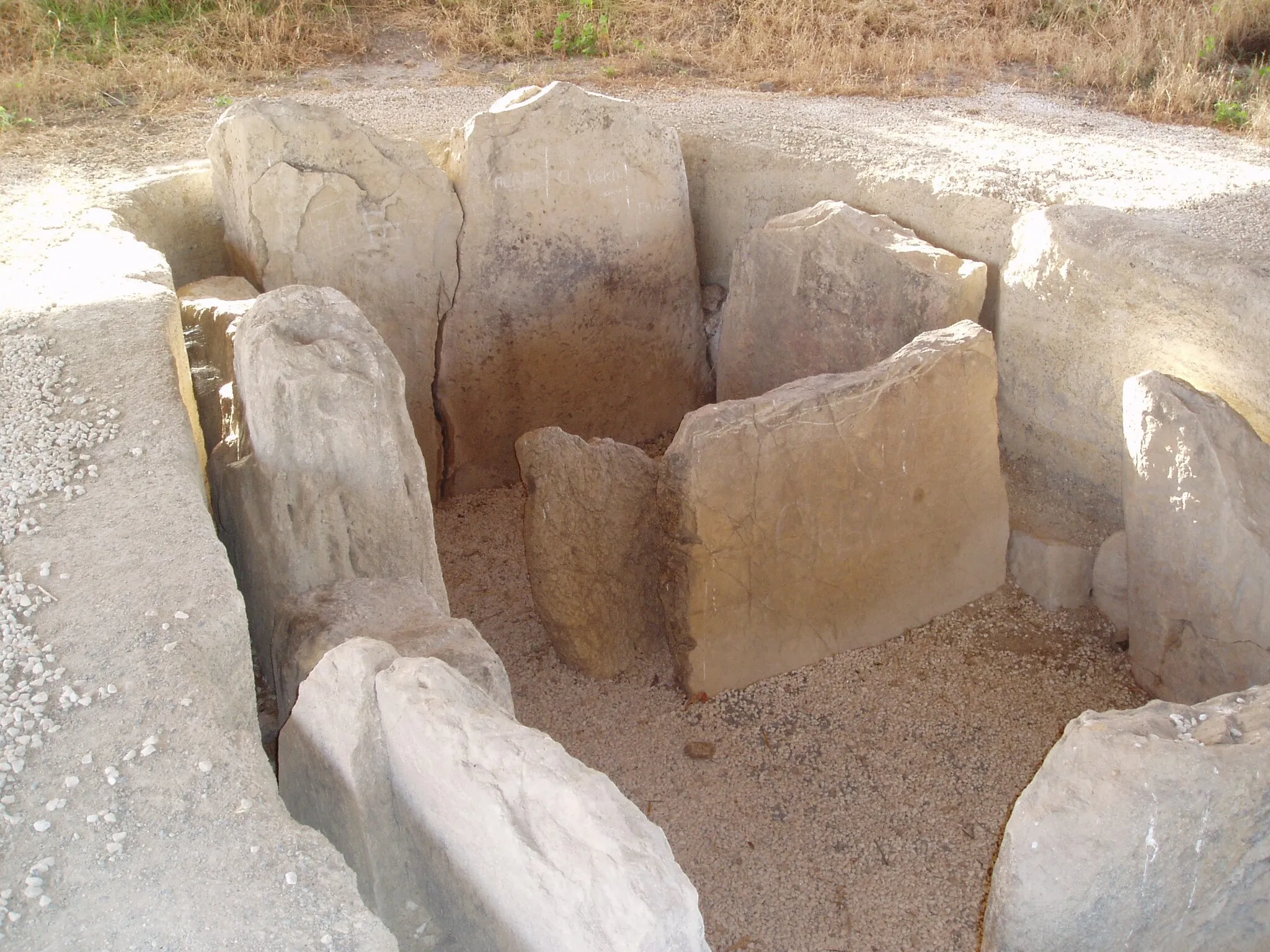 Photo showing: Vista del Dolmen de Alberite, en el término municipal de Villamartín (provincia de Cádiz). Es uno de los más antiguos de la Península Ibérica, pues tiene unos 6.000 años.