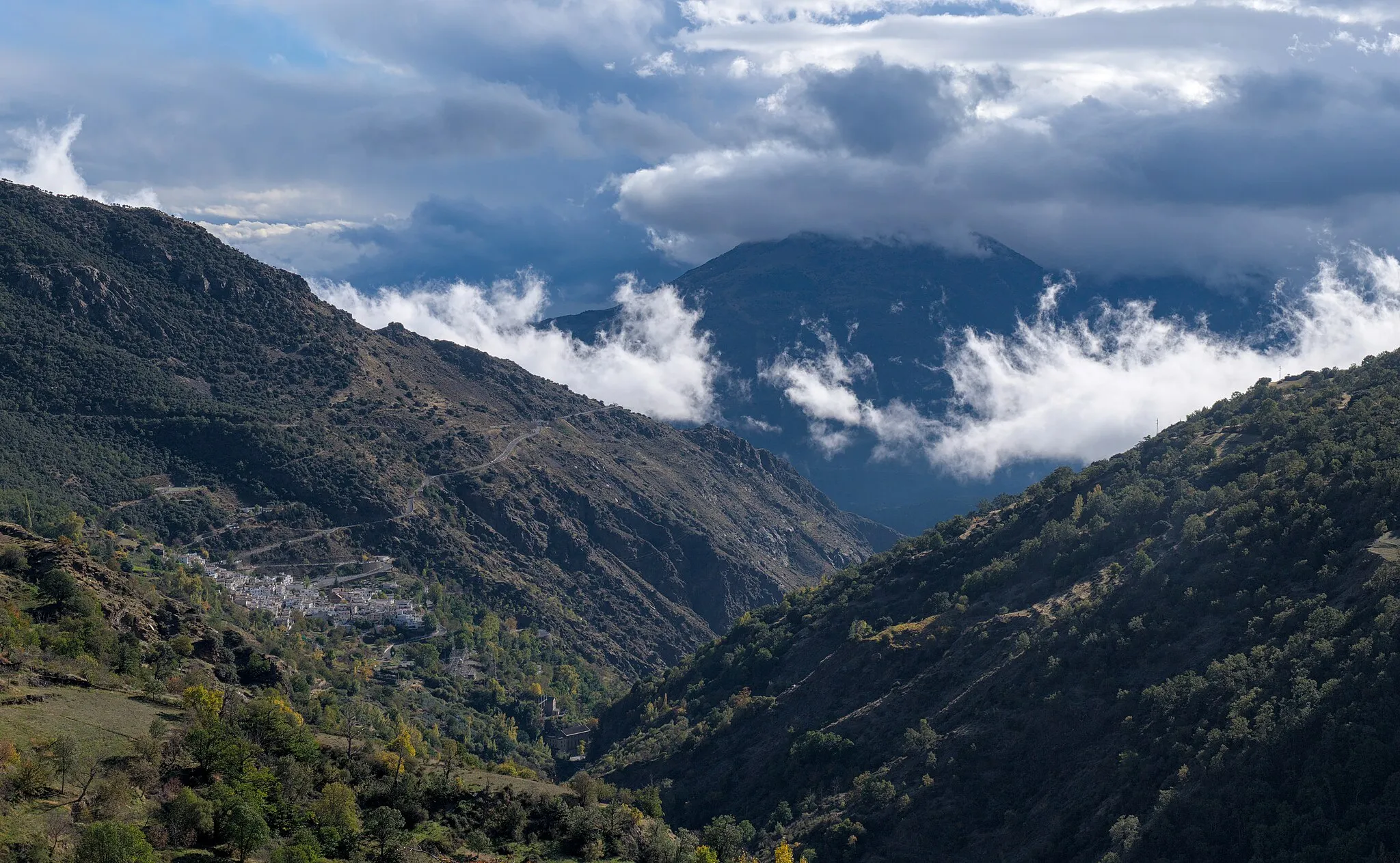 Photo showing: The village of Pampaneira viewed from Plaza Vieja in Capileira, Spain