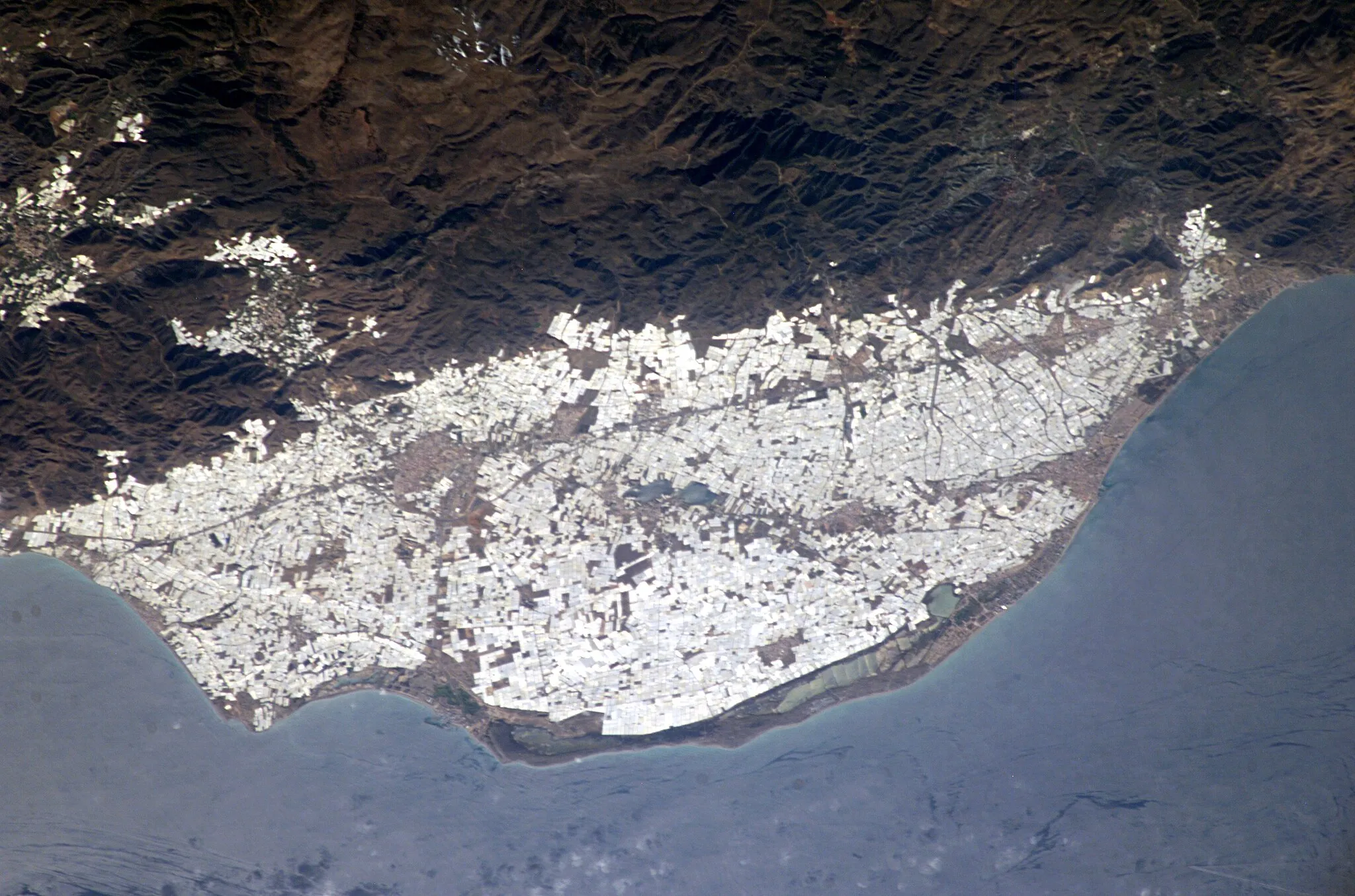Photo showing: Sea of plastic, in Almería, Spain. Over 200 square km of greenhouses.