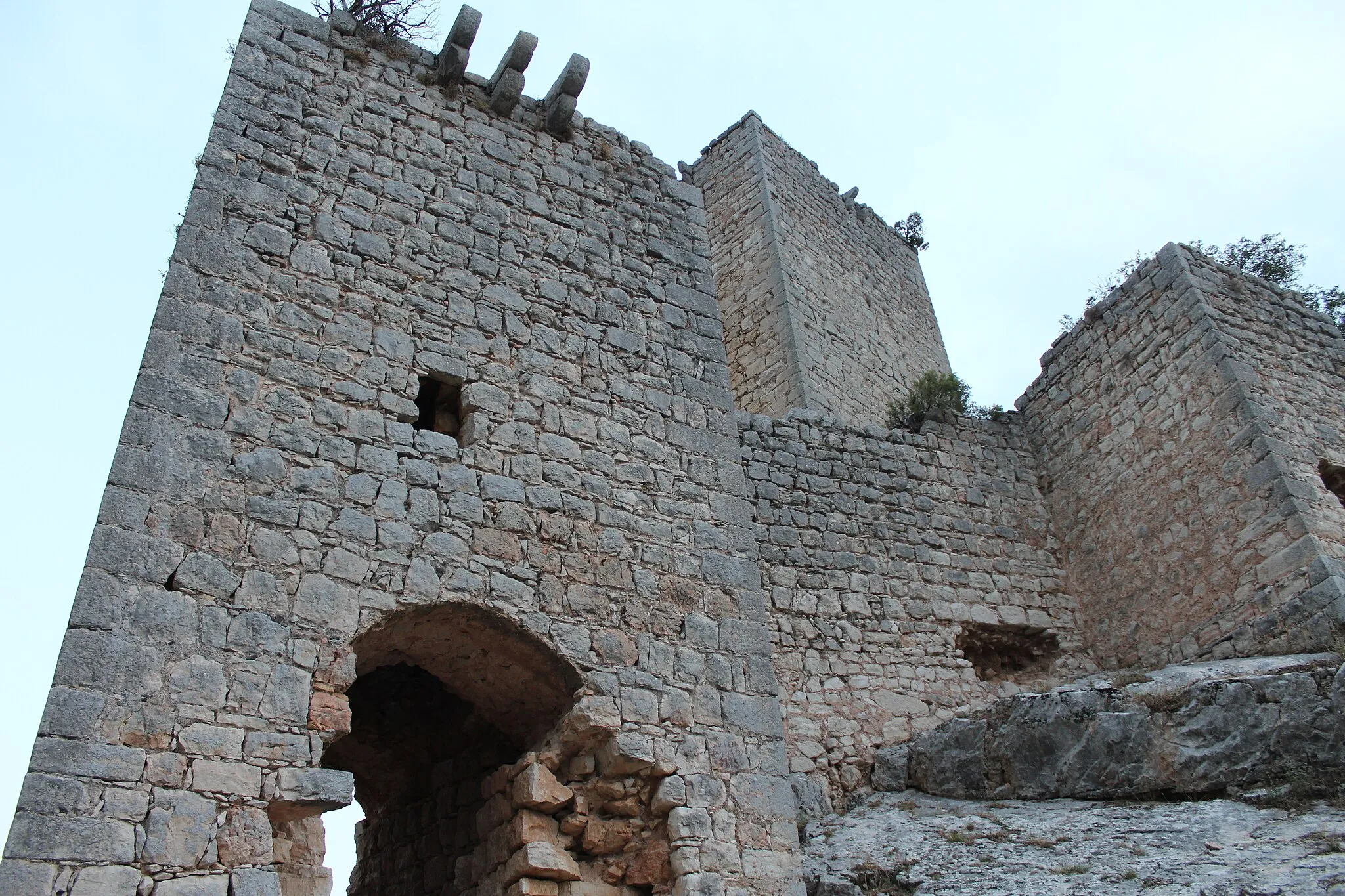 Photo showing: Vista detallada cercana del castillo de Otiñar. ID RI-51-0007923
