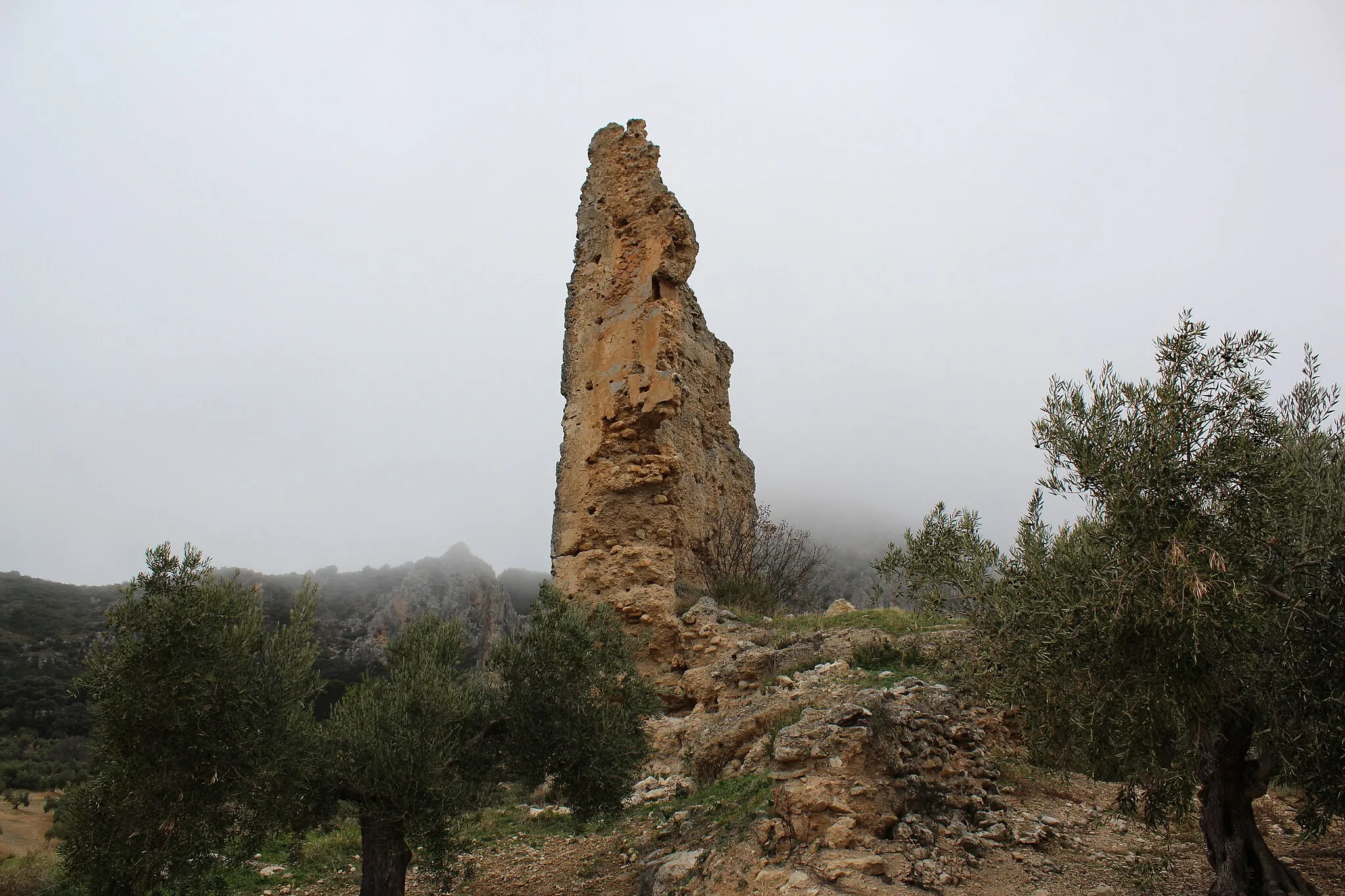 Photo showing: Paredes que se conservan de la Torre Bermeja.