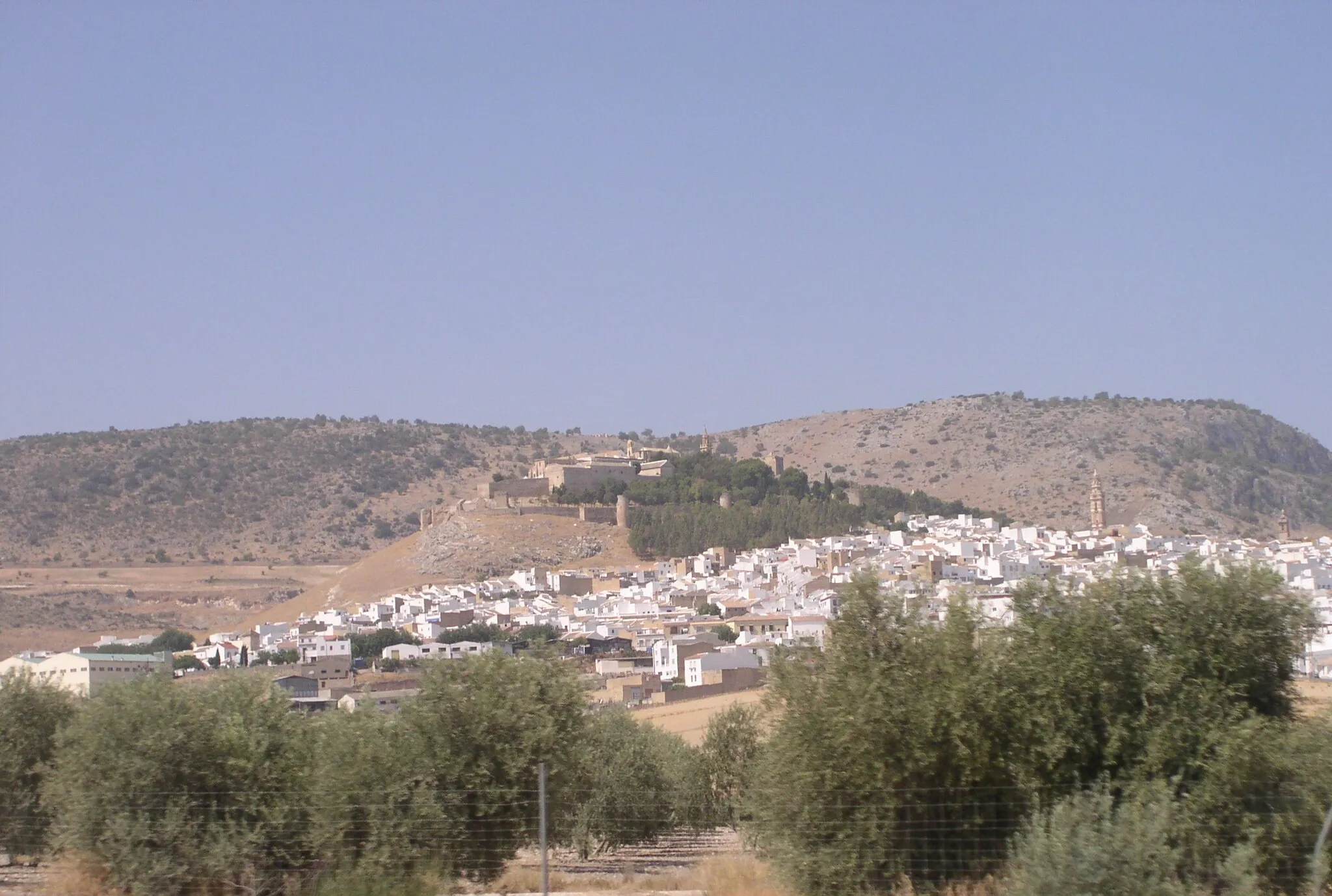 Photo showing: View of Antequera (Andalucia, Spain) from the A92 highway/Vista de la ciudad de Antequera (Andalucía,España) desde la carretera A92
