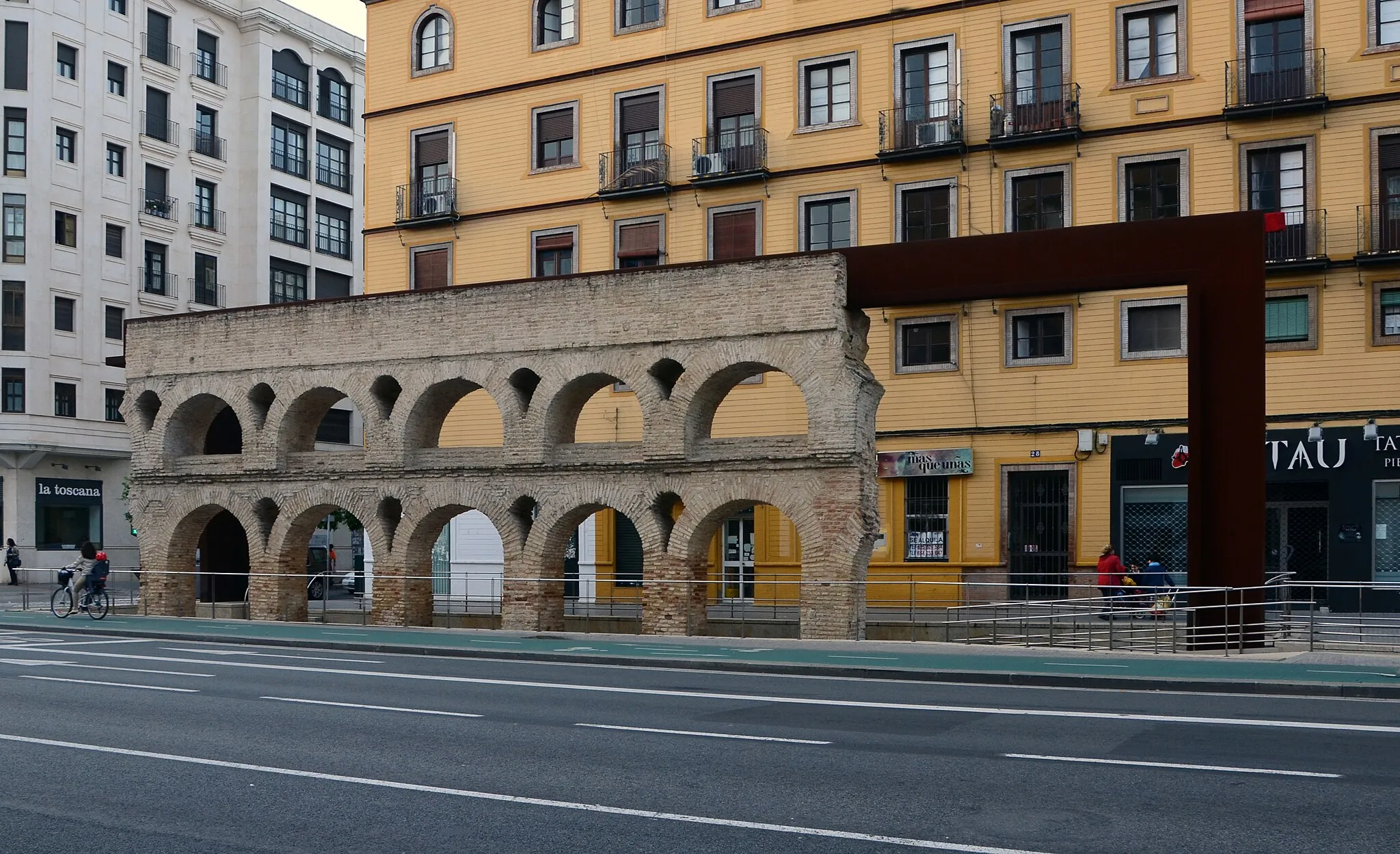 Photo showing: Vestiges of the Caños de Carmona, a Roman aqueduct, in the Luis Montoto street of Seville (Spain)